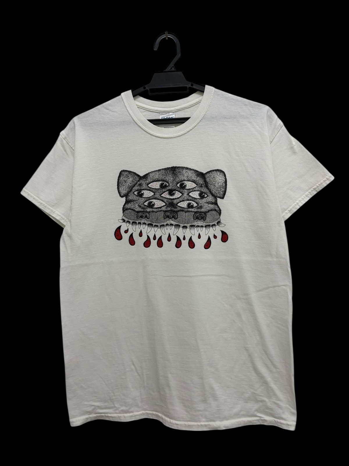ROBERTAS BEAUTY RARE ART GRAPHICAL TEE GILDAN