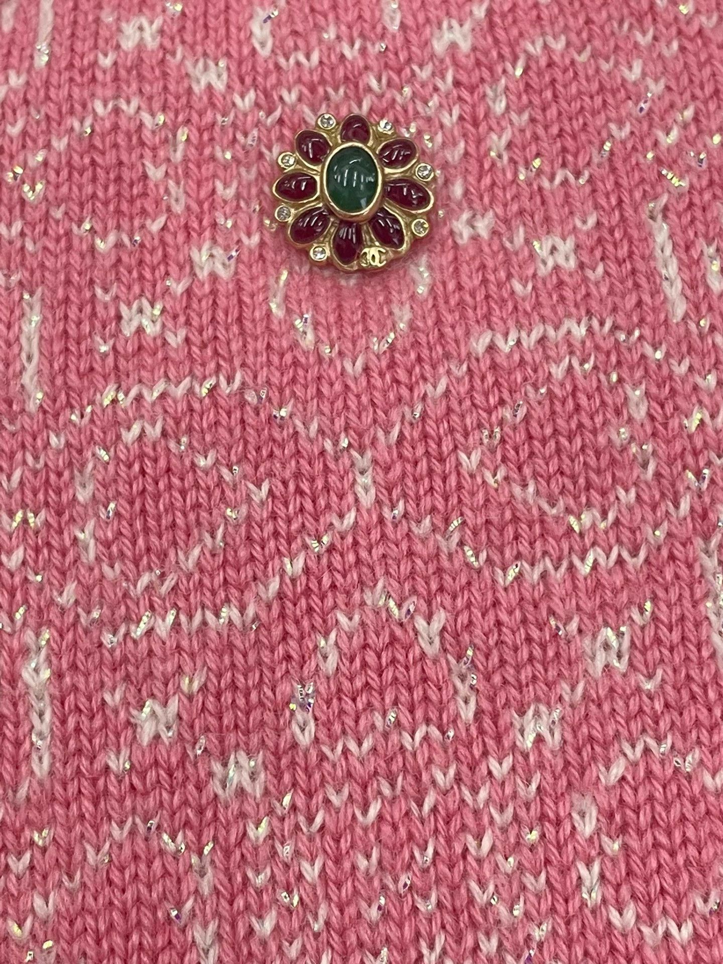 Chanel Chanel pink & white gemstone button cashmere sweater Size XS / US 0-2 / IT 36-38 - 2 Thumbnail