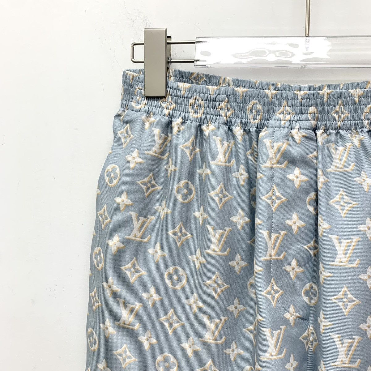 Louis Vuitton Louis Vuitton 23 Light Blue Logo Mulberry Silk Casual Shorts Size 25" / US 0 / IT 36 - 3 Thumbnail