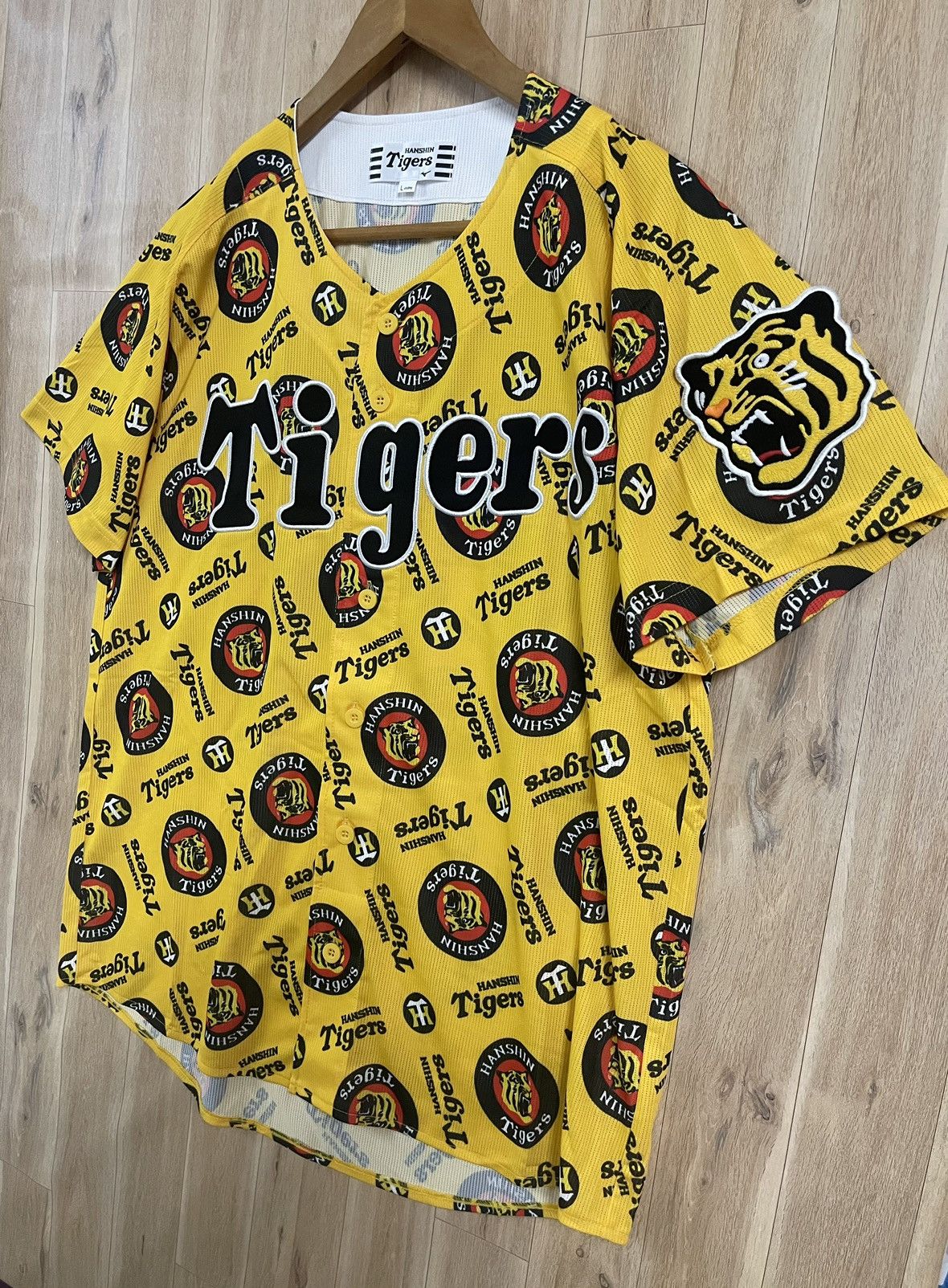 Japanese Brand × Mizuno Steal 🔥 Vintage Hanshin Tigers Baseball Jersey AOP L Size US L / EU 52-54 / 3 - 5 Thumbnail