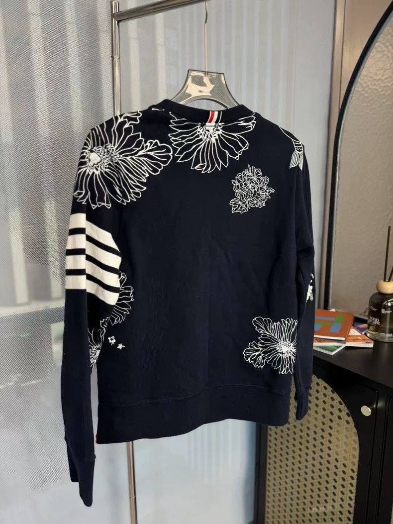 Thom Browne Thom browne Dark blue flower embroidered four-striped round Size US M / EU 48-50 / 2 - 2 Thumbnail