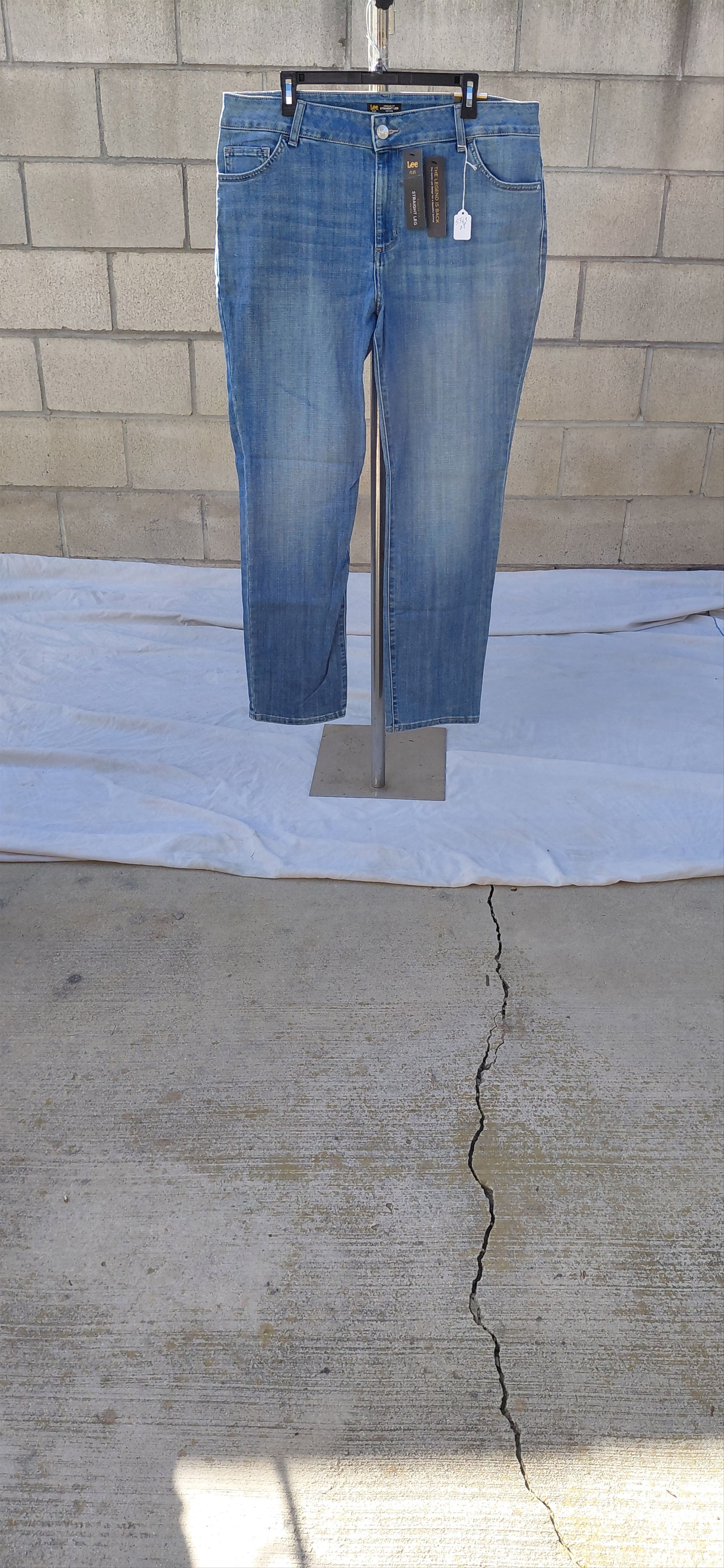 Lee 536328....Lee Straight Leg, Mid Rise Jeans 18W, 10P Size 40" / US 18 - 2 Thumbnail