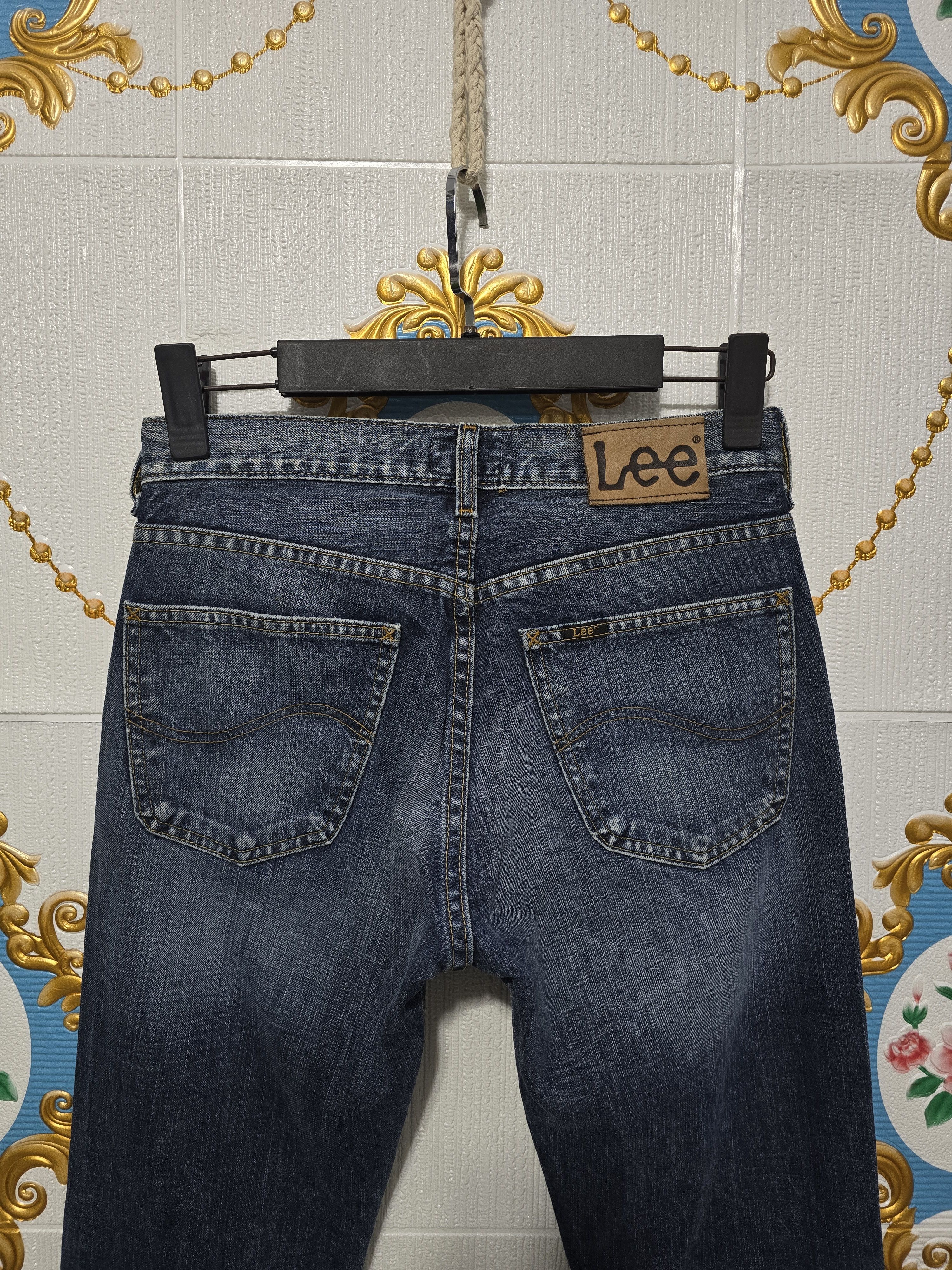 Lee LEE VINTAGE straight-leg in a medium-blue wash. Bootcut Size 30" / US 8 / IT 44 - 8 Thumbnail