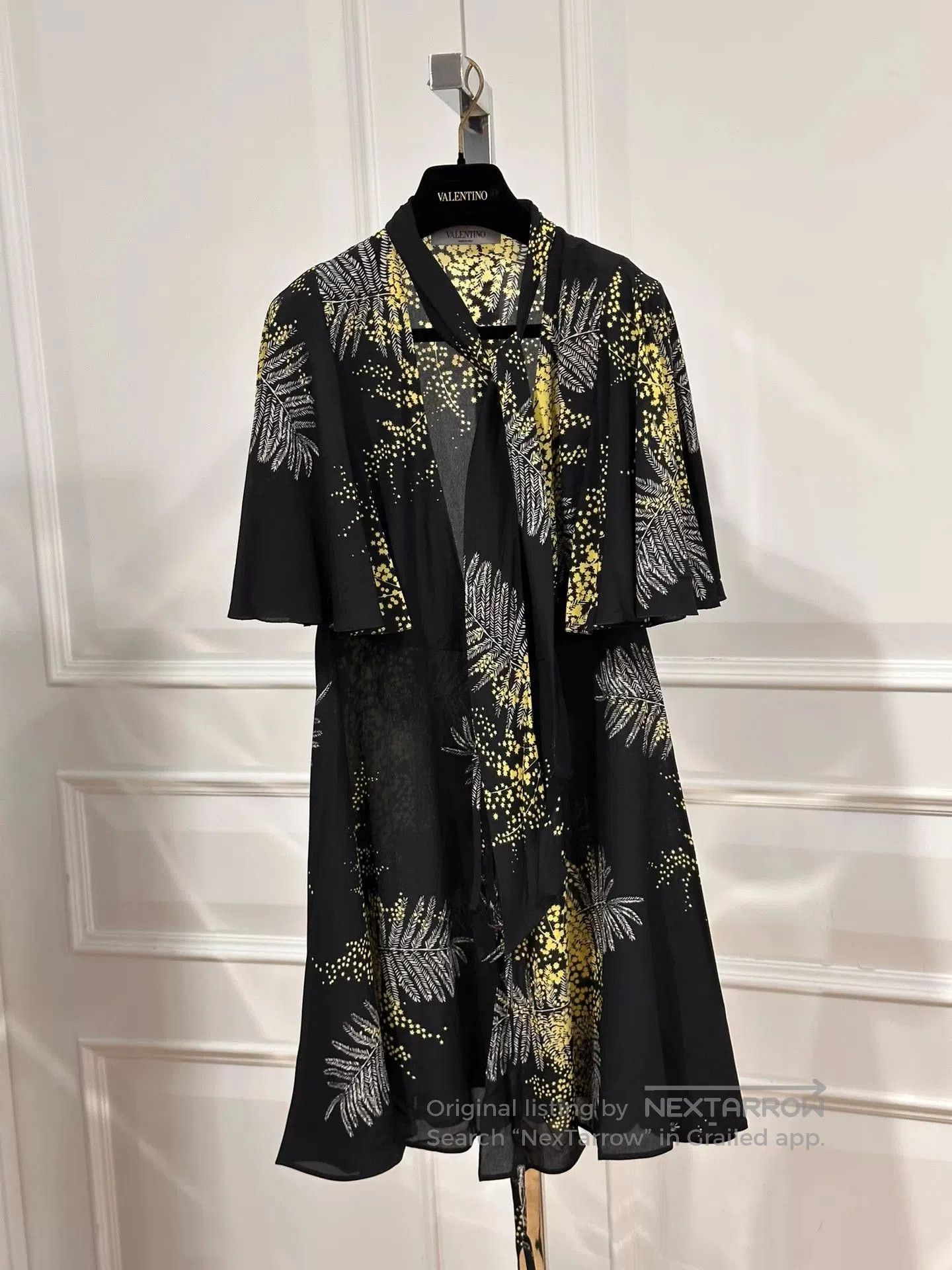 Valentino Valentino Silk Short. Size S / US 4 / IT 40 - 1 Thumbnail