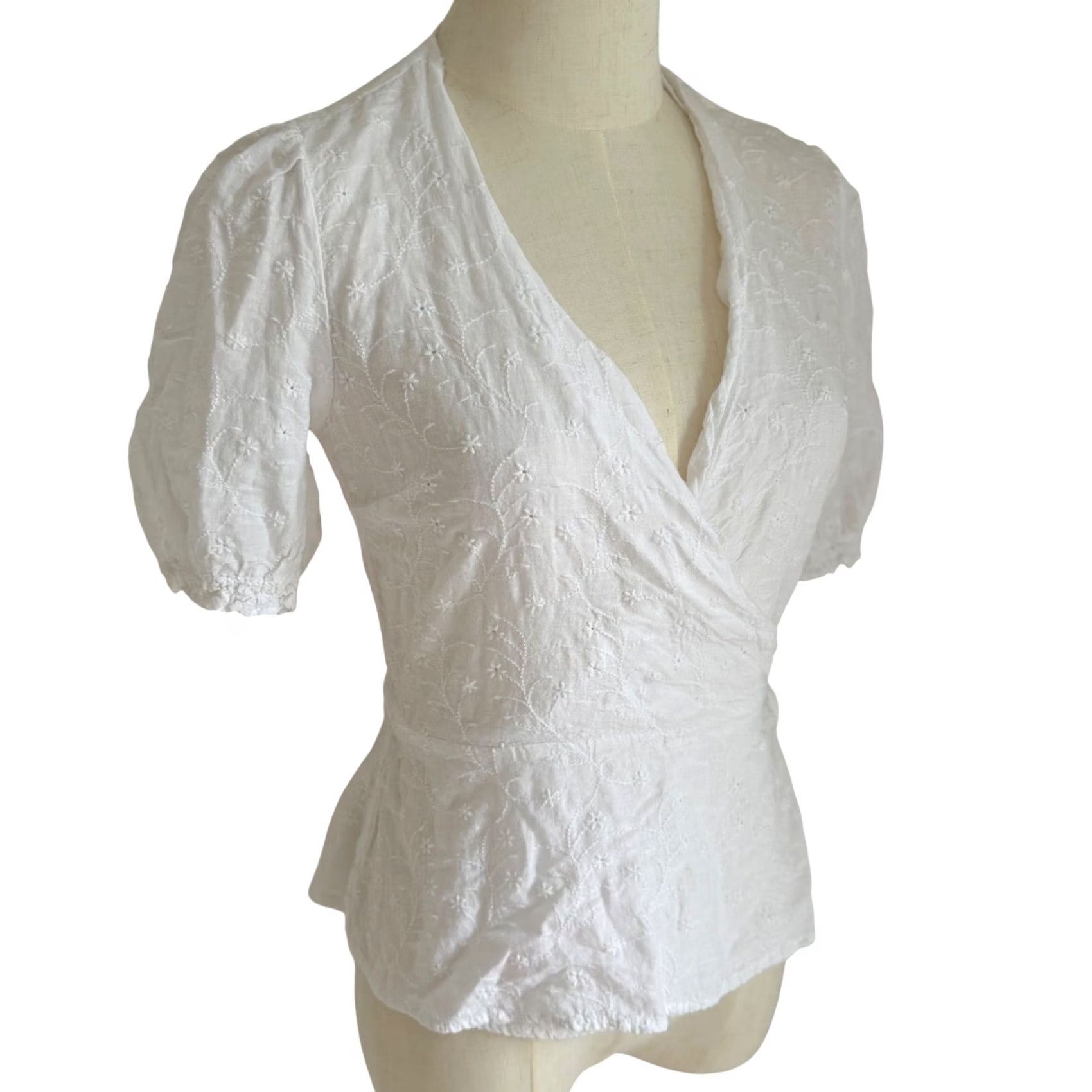 Old Navy Old Navy Blouse White Eyelet Embroidered Puff Sleeve Wrap XS Women Classic Bodice Tie Back V-Neck Floral Embroidery Spring Summer Casual Size XS / US 0-2 / IT 36-38 - 4 Thumbnail
