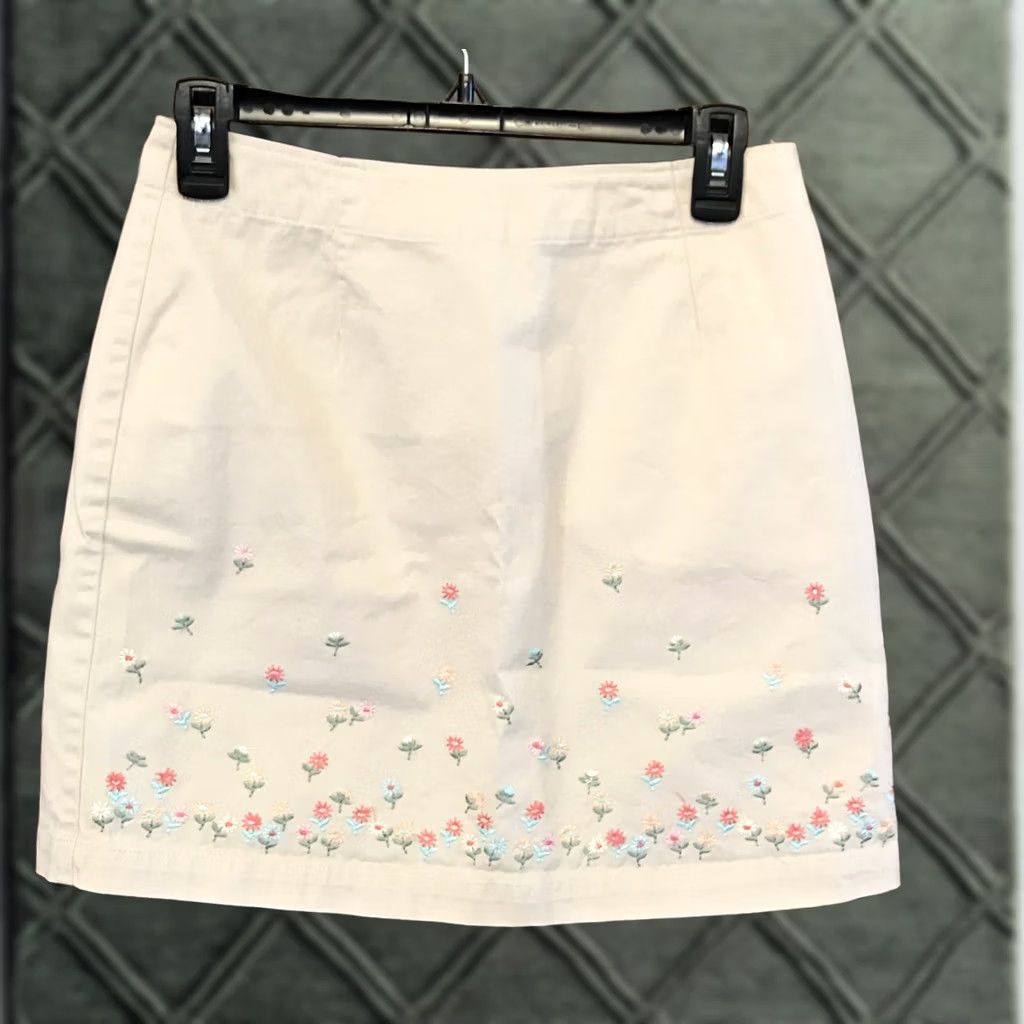 Vintage FASHION BUG Women's Skirt Mini Beige Embroidered Floral 6 Zip Casual 27" Waist 16.5" Length Beige/ tan (1437) Size 28" / US 6 / IT 42 - 1 Thumbnail