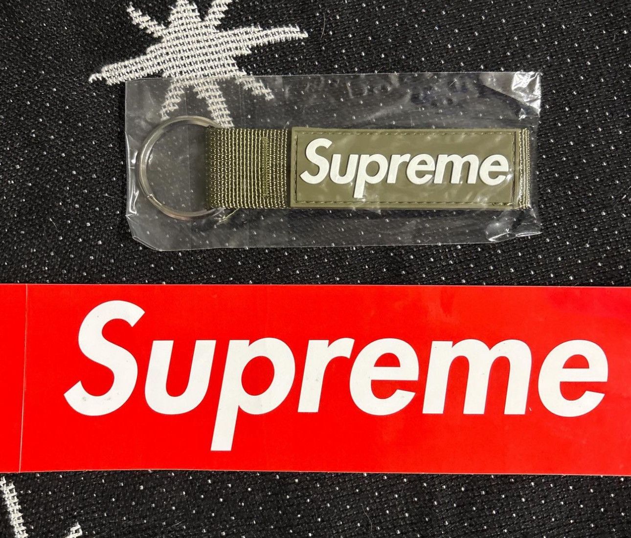 Supreme Supreme Webbing Keychain LT Olive FW20 Size ONE SIZE - 2 Thumbnail