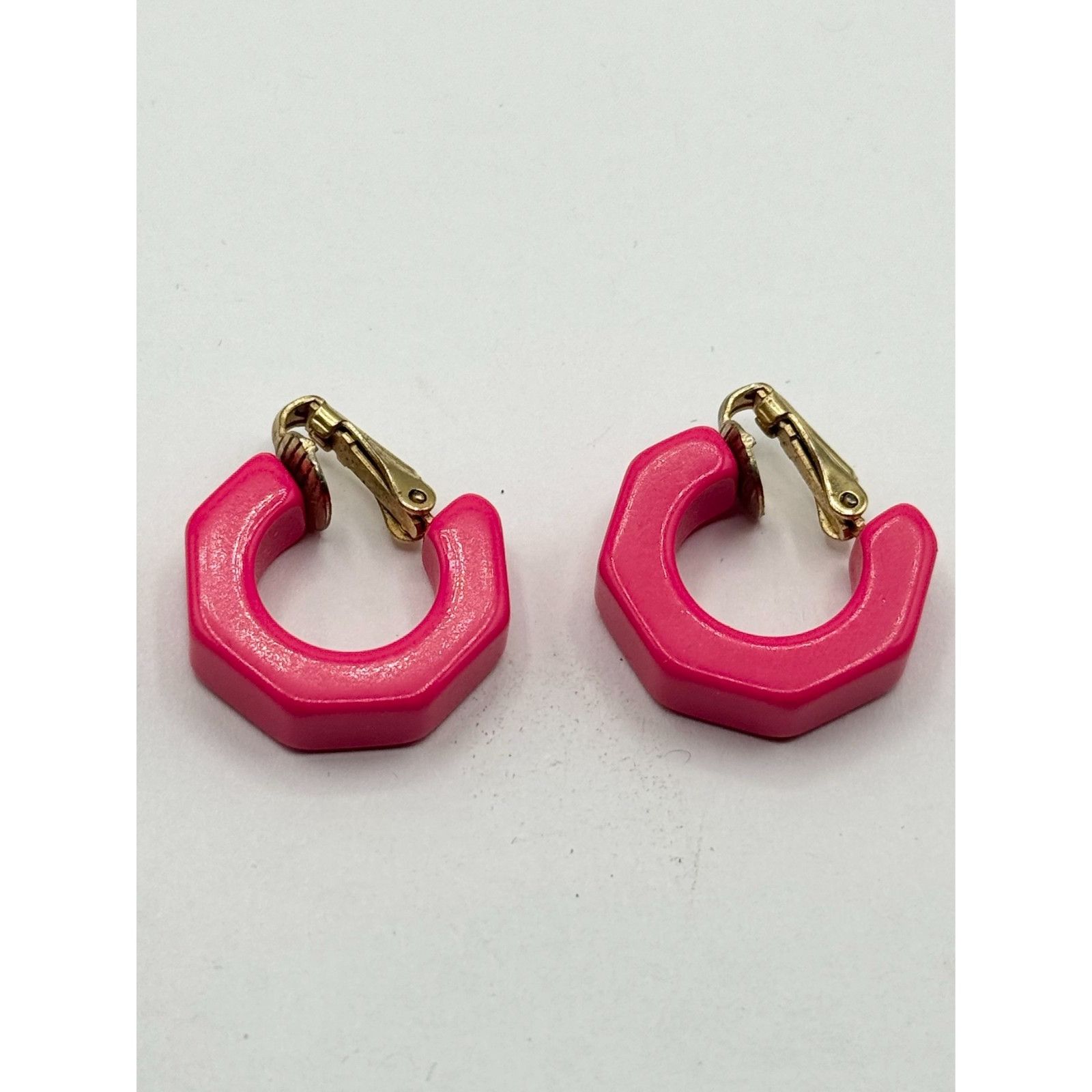 Vintage Vintage hot pink lucite hoop clip on earrings Size ONE SIZE - 5 Thumbnail