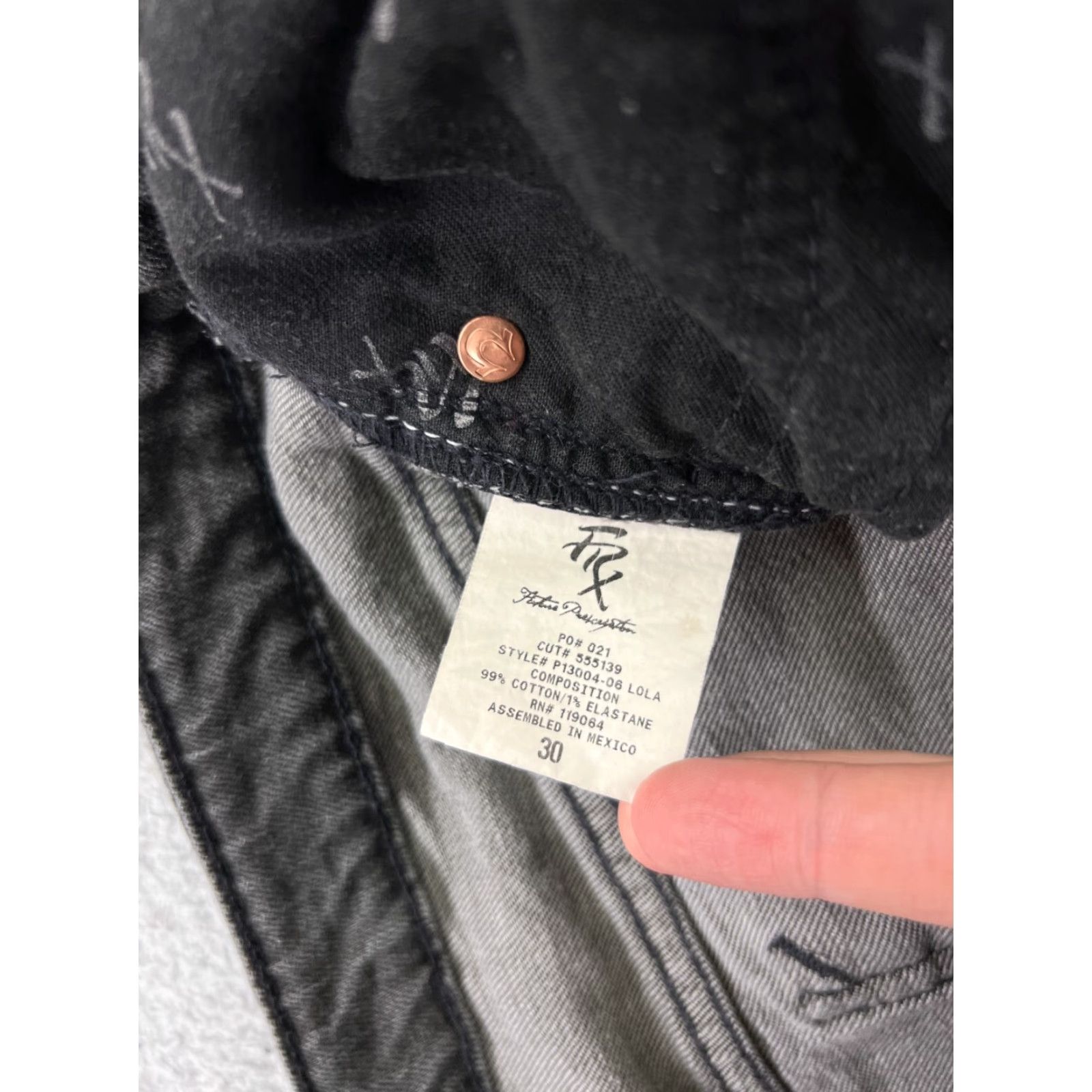 Urban Outfitters BDG Urban Outfitters Jeans Womens 24 Black Denim Flared Distressed 22x30 Jeans Size 42" / US 20 - 7 Thumbnail