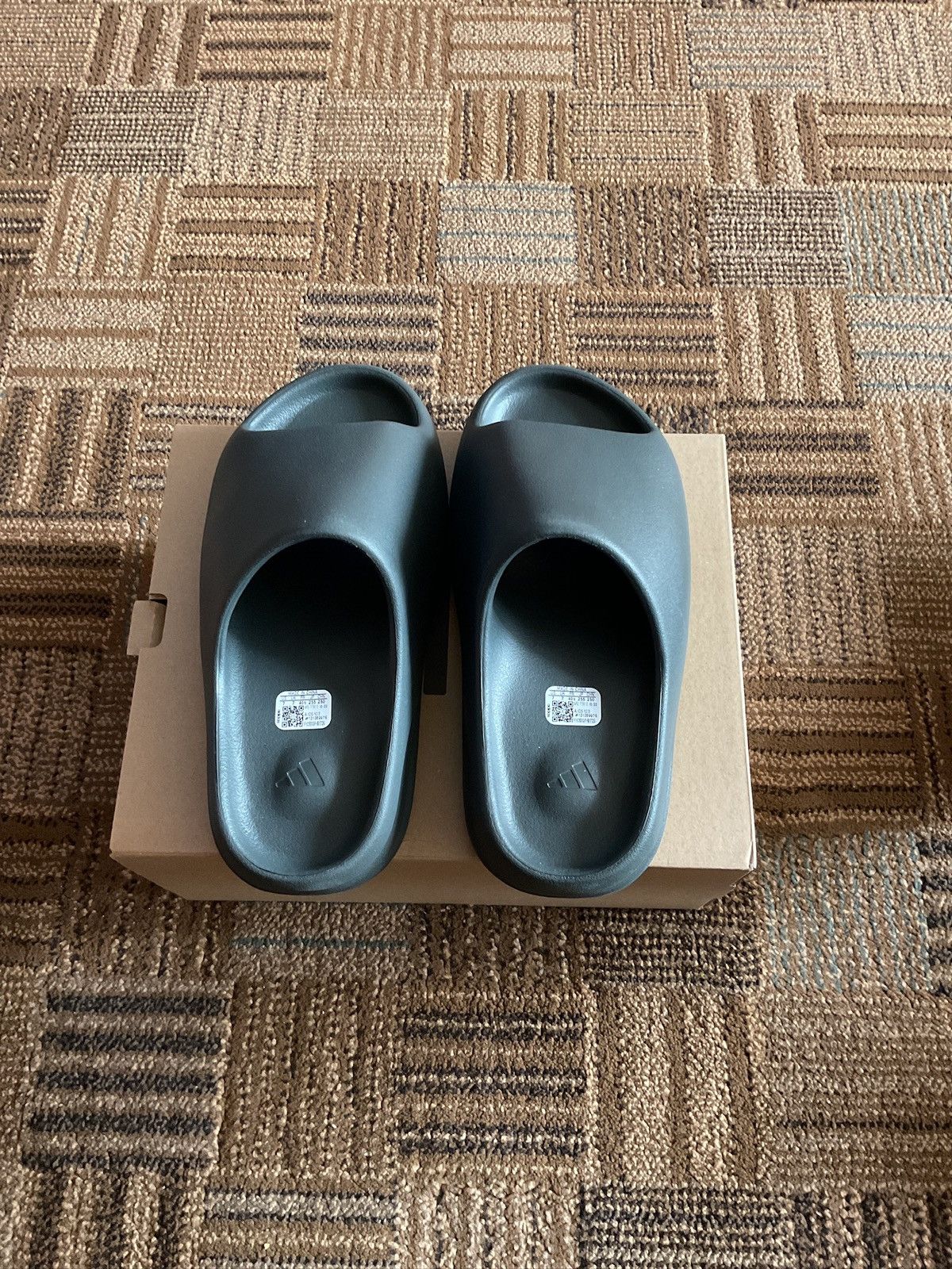 Adidas Yeezy Slide Dark Onyx Size 7 ID5103