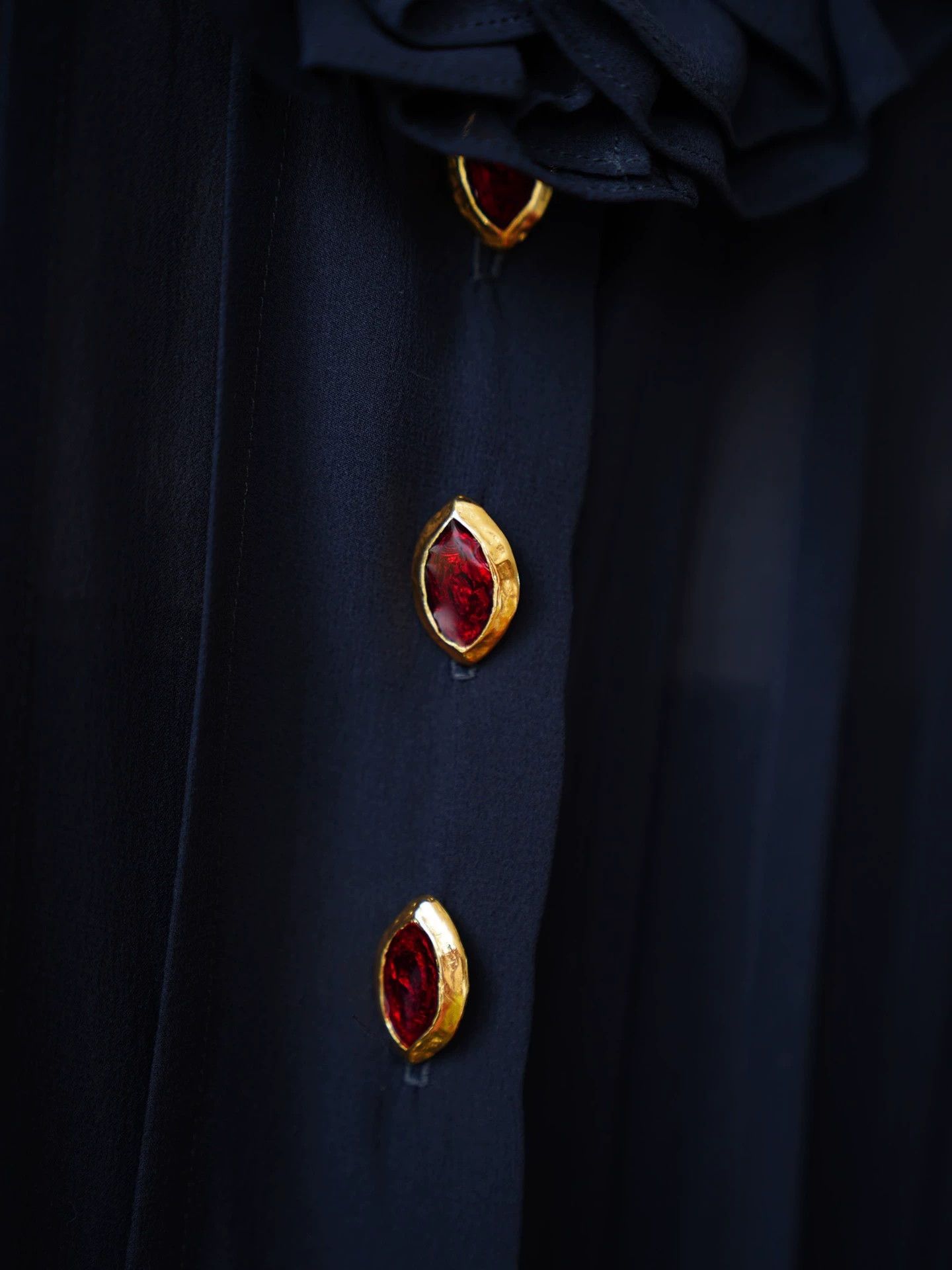 Yves Saint Laurent YSL Rive Gauche 1992 Silk Black Pleated Enamel Gold Jewel Buttons Shirt Size XS / US 0-2 / IT 36-38 - 7 Thumbnail