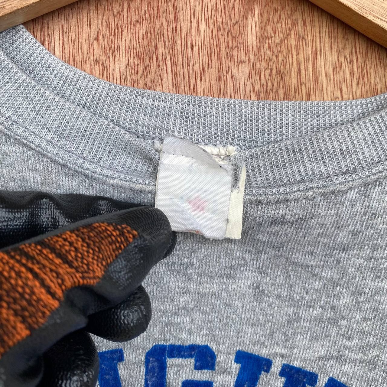 Vintage VINTAGE 80s Creighton University Sweatshirt Grey Raglan Size US XL / EU 56 / 4 - 7 Thumbnail