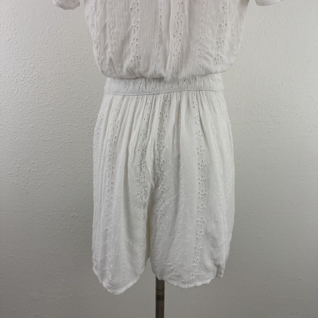 Hollister HOLLISTER White Eyelet Lace Short Sleeve Romper Shorts Size XS / US 0-2 / IT 36-38 - 12 Thumbnail