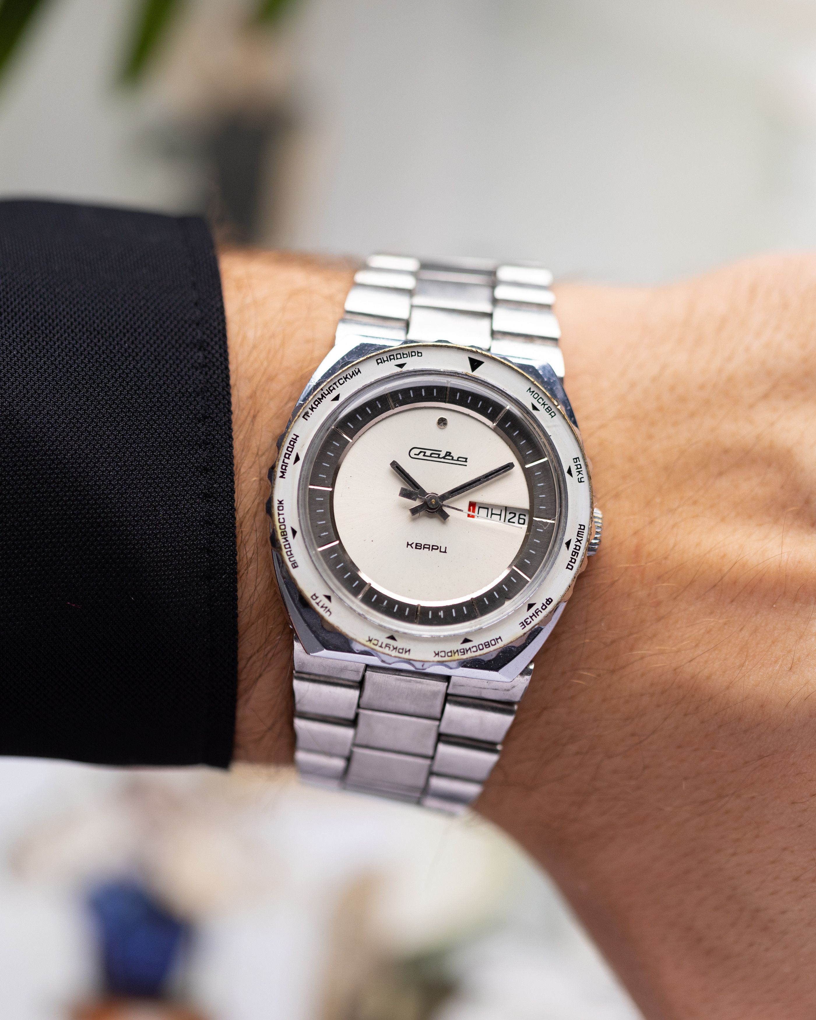Other Slava Vintage Soviet Quartz Watch Day/date from 1980's Size 40 - 5 Thumbnail