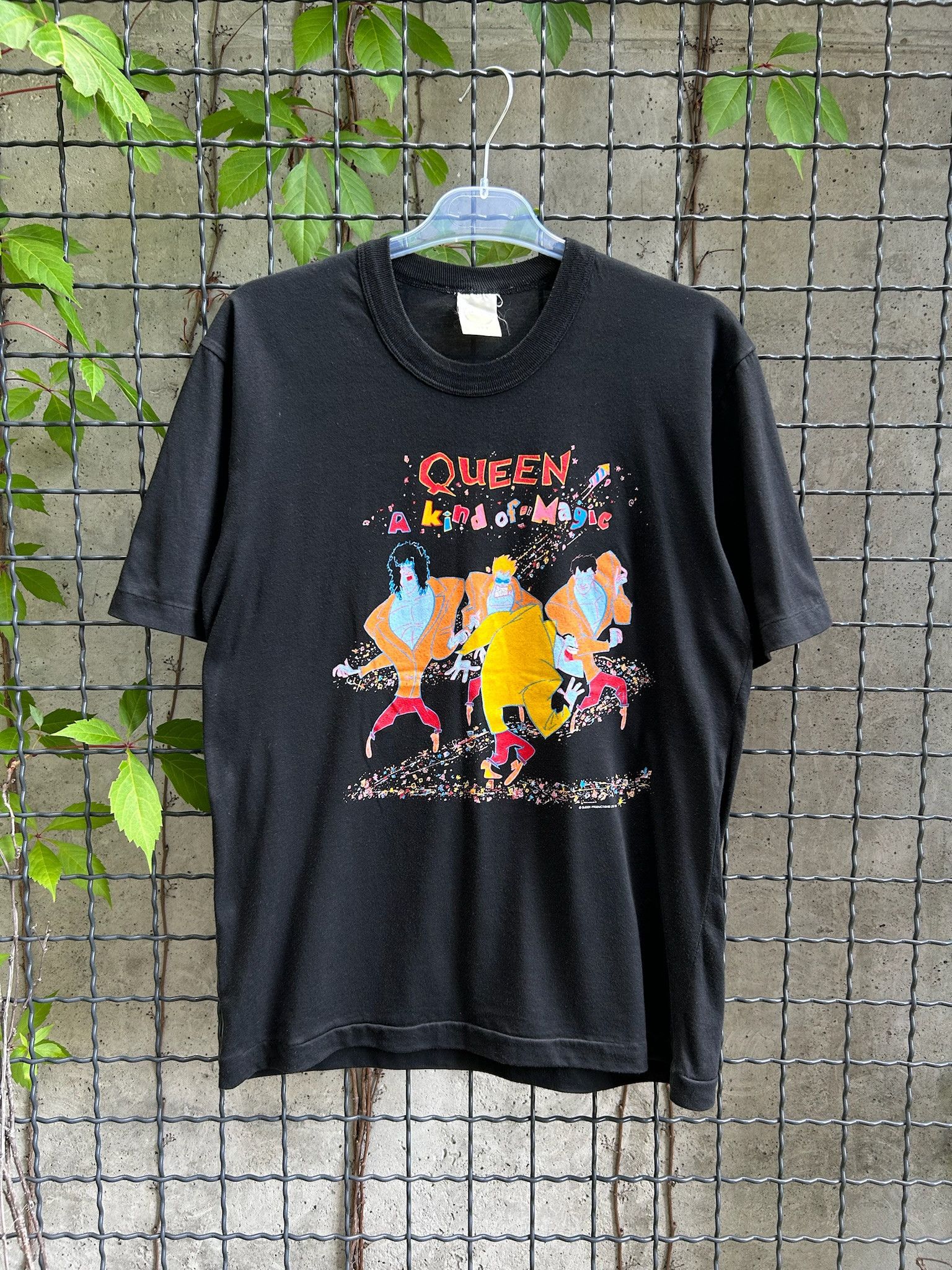 Band Tees Vintage 1986 Queen A Kind Of Magic The Magic Tour T-shirt Size US M / EU 48-50 / 2 - 1 Thumbnail
