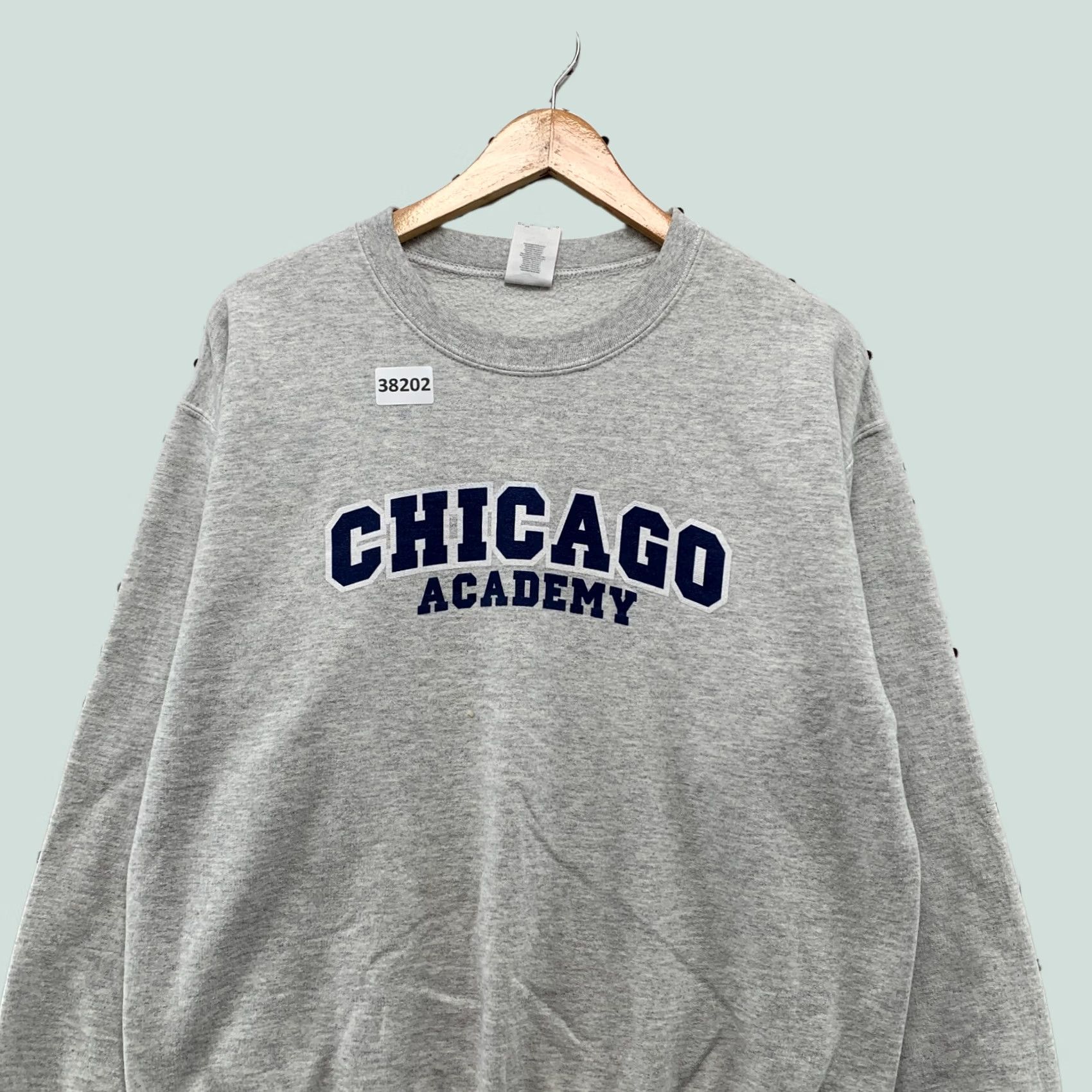 Gildan Chicago Academy Sweatshirt Mens Medium Gray Crewneck Embroidered 22x25.5 Size US M / EU 48-50 / 2 - 1 Thumbnail