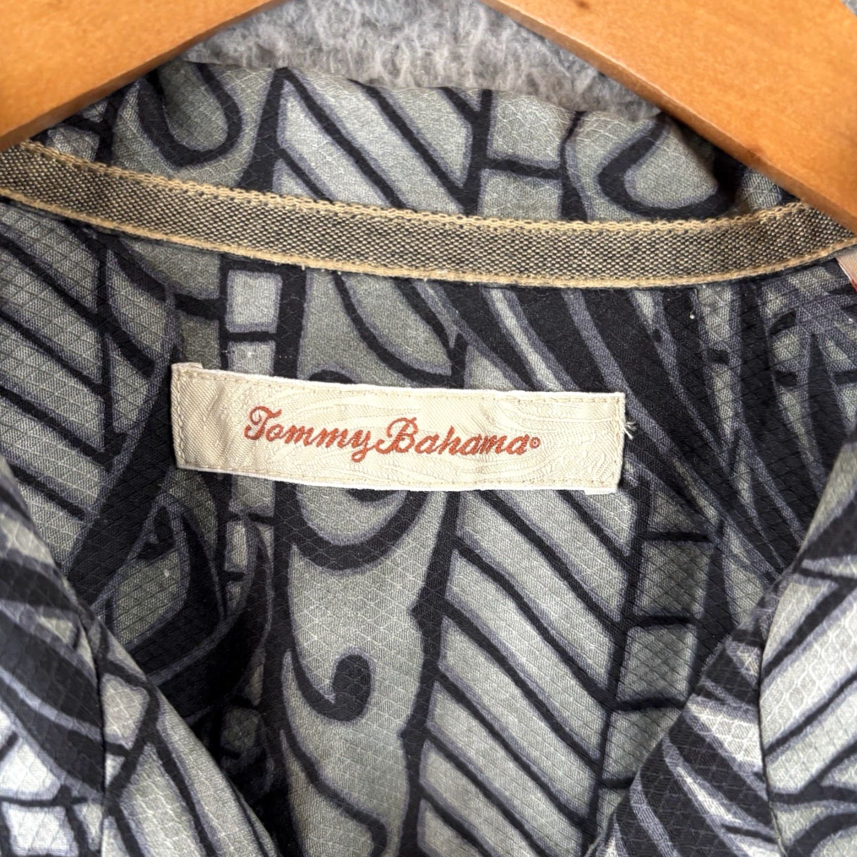 Tommy Bahama Tommy Bahama Silk Camp Shirt Mens Large Black Floral Beach Hawaiian Loop Collar Button-Up Short Sleeve Beach Mens L Black Silk Camp Shirt Size US L / EU 52-54 / 3 - 3 Thumbnail