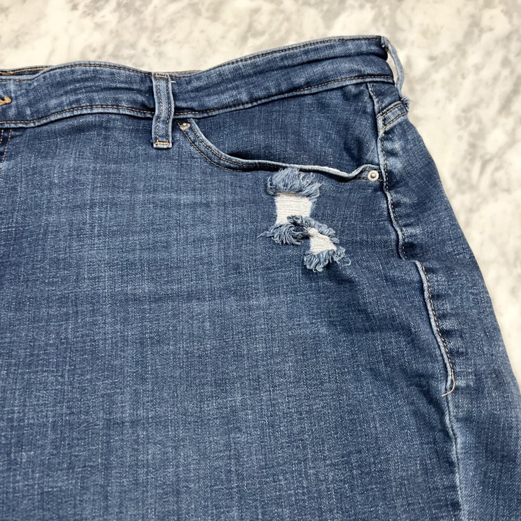Levi's Levi's Shorts Women’s 24W Denim Blue Casual Summer Travel Pockets 2000s Style Size 42" / US 20 - 6 Thumbnail