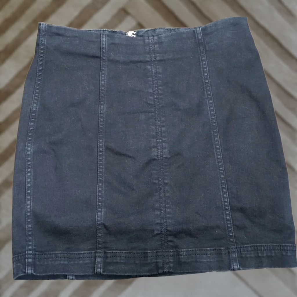 Free People Free People Skirt Denim Mini Black Zipper Stretch 15in Womens Size 10 Casual Modern Vintage: No Size 32" / US 10 / IT 46 - 1 Thumbnail
