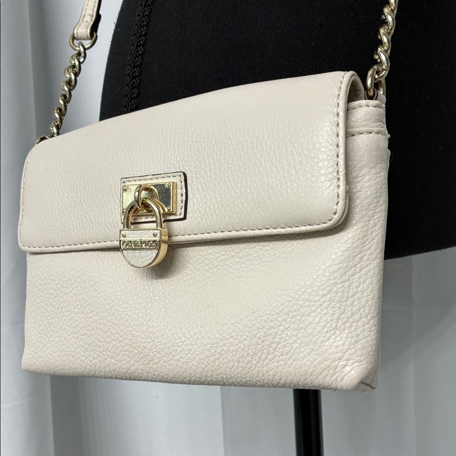 Calvin Klein Y2K Vintage Calvin Klein Cream Leather Crossbody Size ONE SIZE - 3 Thumbnail