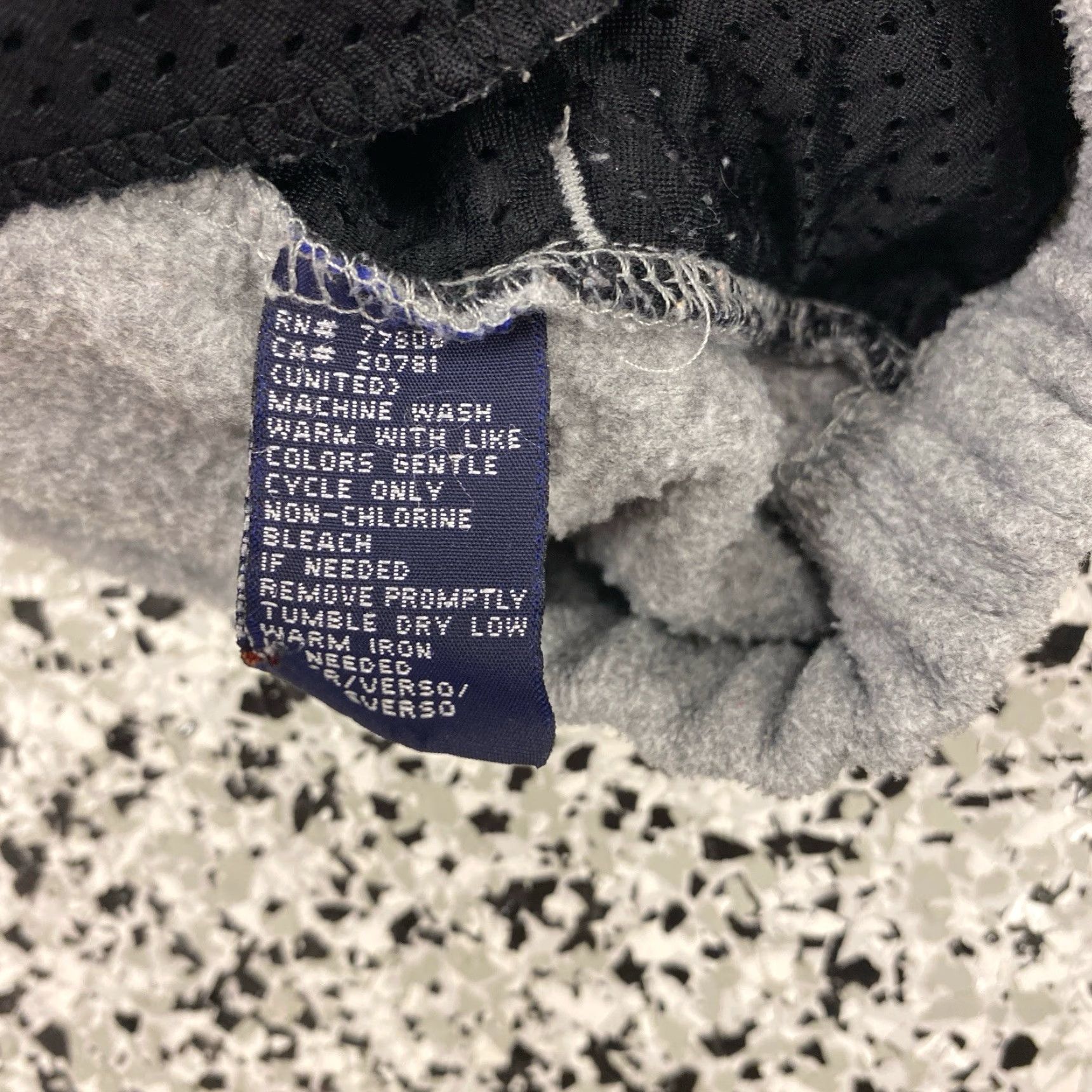 Tommy Hilfiger VINTAGE Tommy Hilfiger Jacket Fleece Logo Zipper 1/4 Zip Mid-Length Gray Size L Unisex Adults 90s Flag Sweater pullover Size US L / EU 52-54 / 3 - 5 Thumbnail