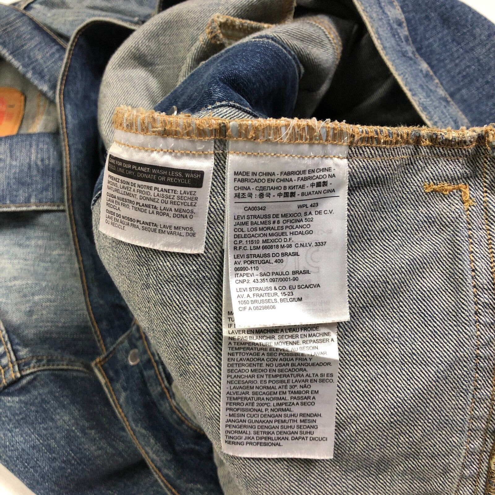 Levi's Levi's Medium Wash Denim Trucker Jacket Size Large L Casual Size US L / EU 52-54 / 3 - 5 Thumbnail