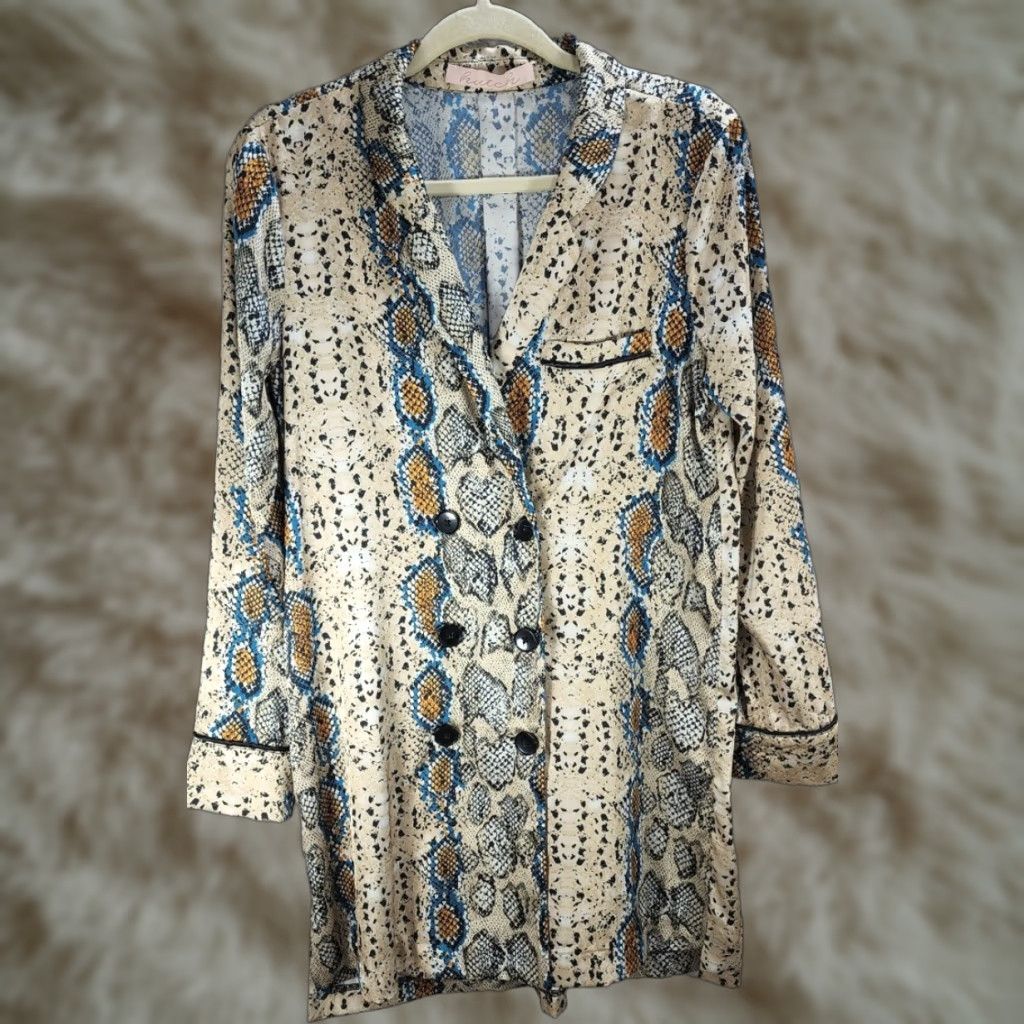 Doublet Hutch Snakeskin Print Double Breasted Long Satin Blouse Shirt Women S-M Beige & Black Tunic Satin Blouse Womens Men’s? Size S / US 4 / IT 40 - 1 Thumbnail