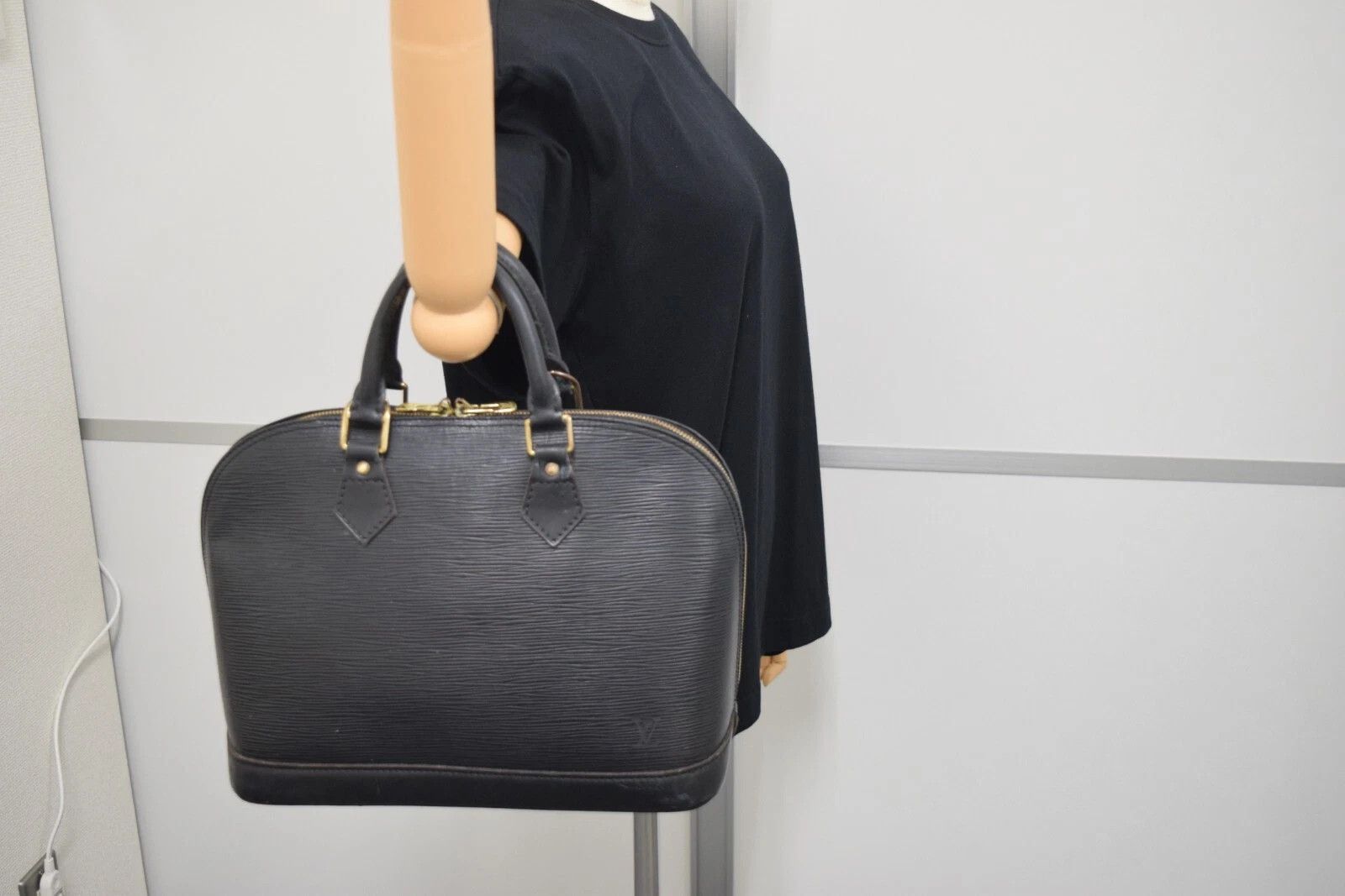 Louis Vuitton Louis Vuitton Alma Epi Leather Black Handbag M52142 Size ONE SIZE - 2 Thumbnail