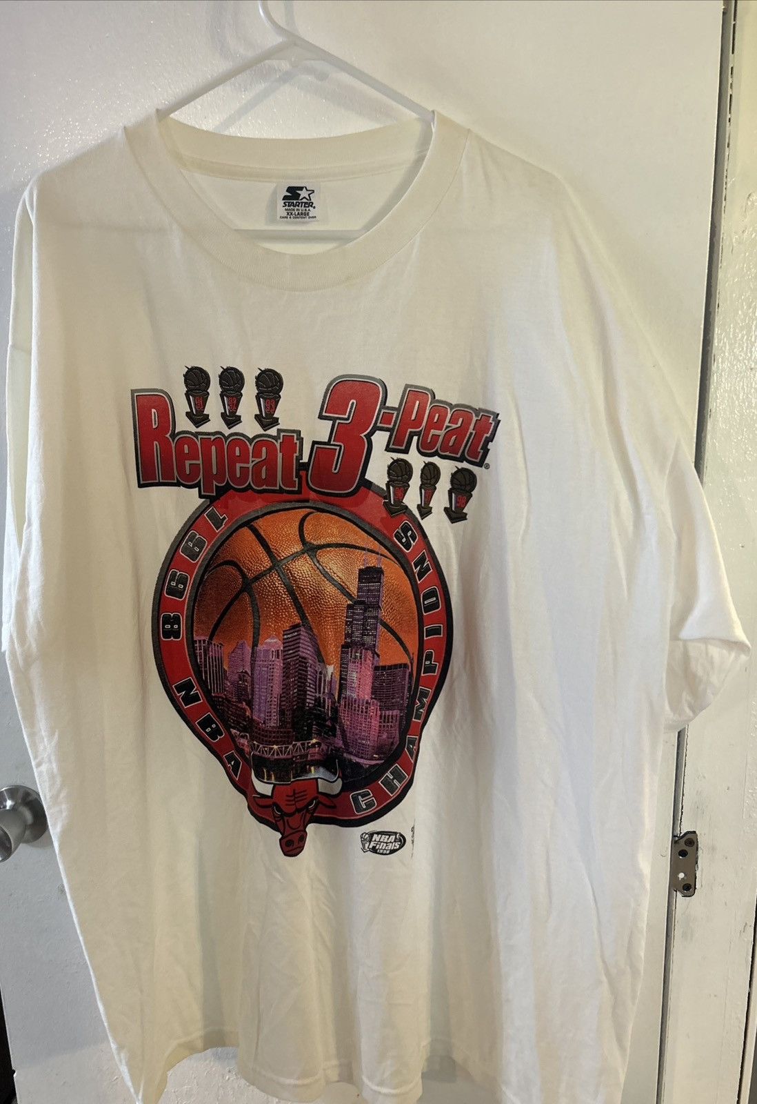 Starter Vintage Starter Chicago Bulls Repeat 3-Peat shirt Size US XXL / EU 58 / 5 - 2 Thumbnail