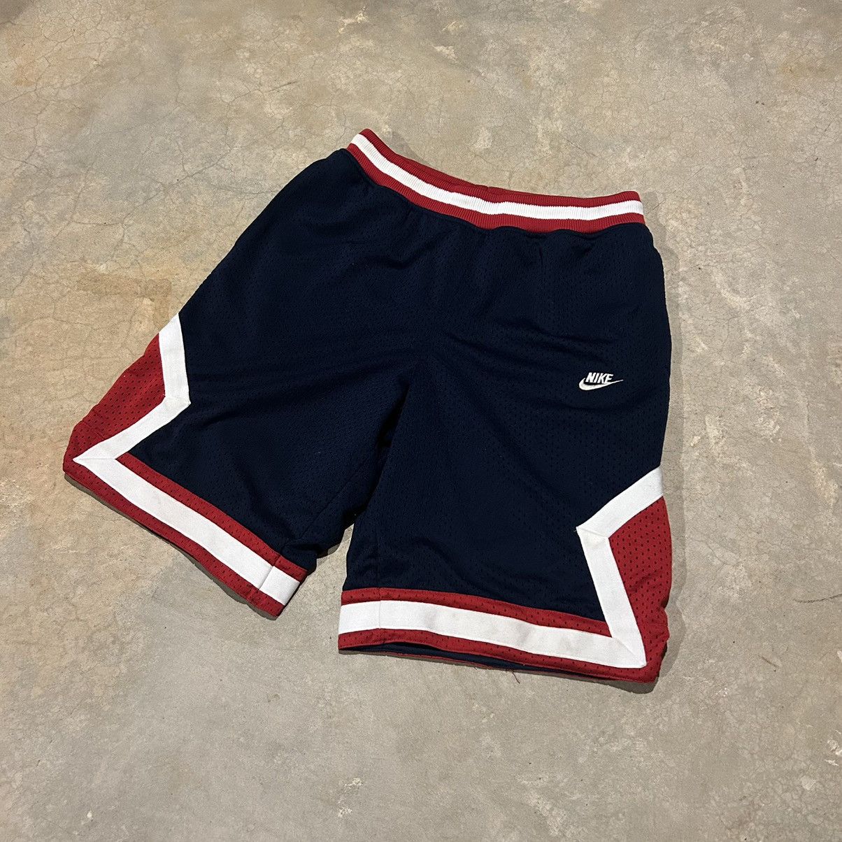 Nike × Vintage Crazy Vintage Y2K Nike Mesh USA Basketball Shorts Essential Size US 32 / EU 48 - 2 Thumbnail