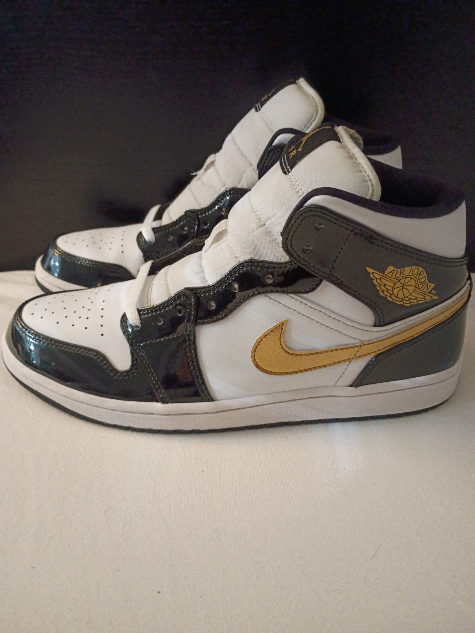jordan 1 mid se metalic gold.