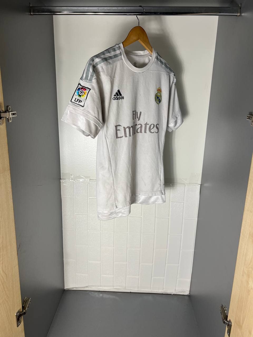 Adidas VINTAGE ADIDAS FC REAL MADRID SPAIN RETRO SOCCER JERSEY Y2K Size US S / EU 44-46 / 1 - 4 Thumbnail