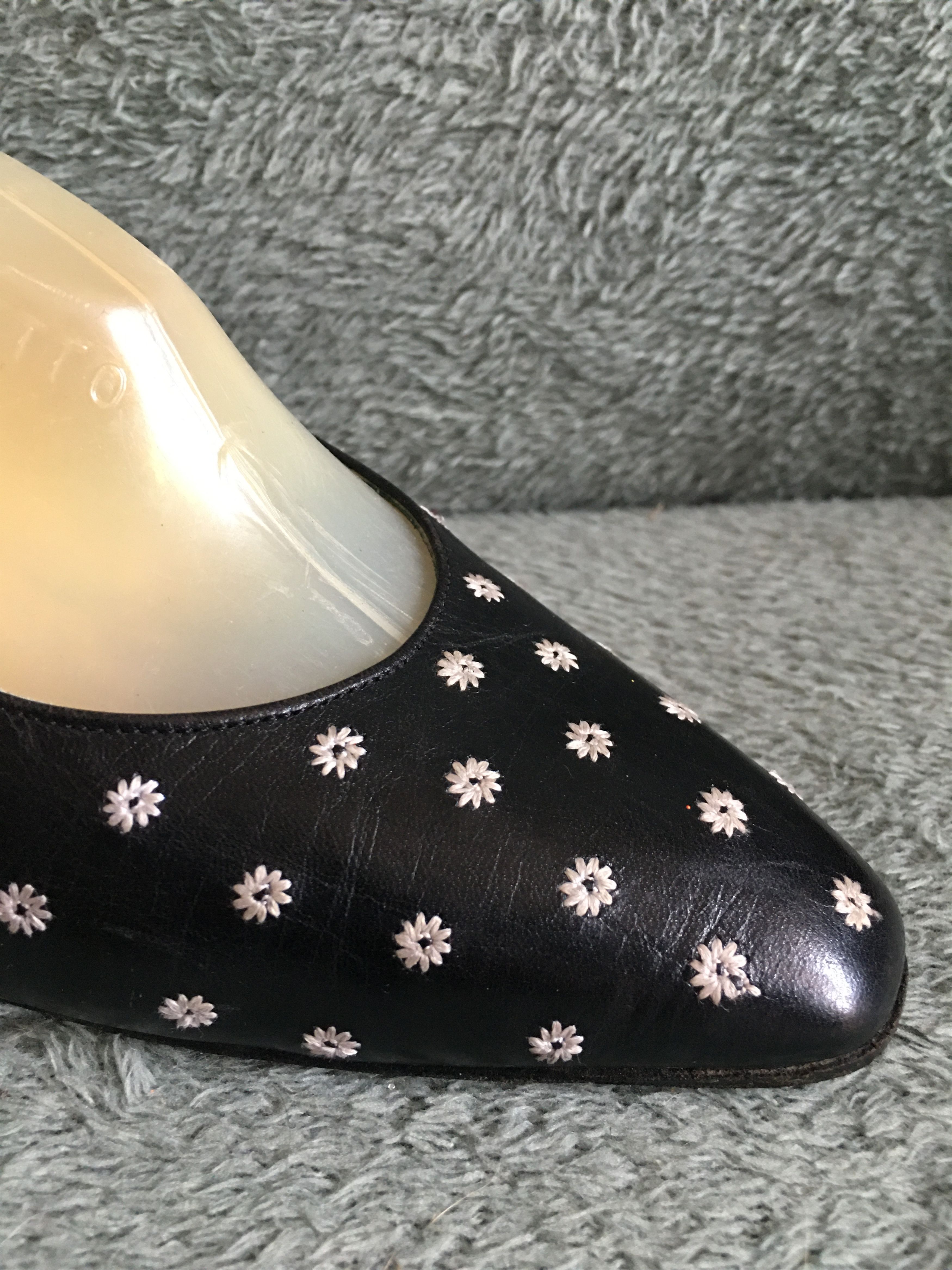 Valentino Valentino Garavani Leather Flowers Design Heels Size 8.5 Size US 8.5 / IT 38.5 - 8 Thumbnail