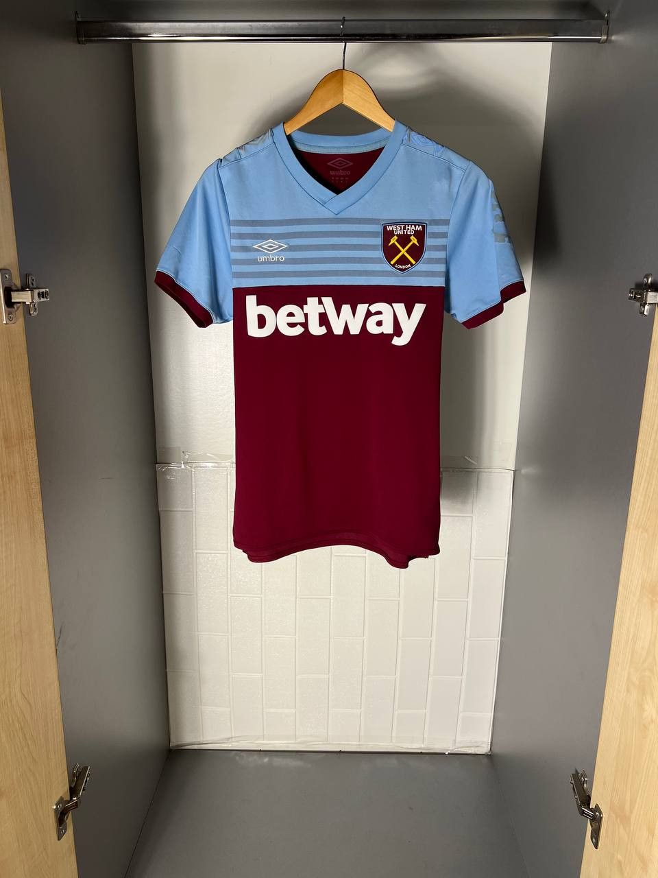 Umbro VINTAGE UMBRO FC WEST HAM UNITED ENGLAND SOCCER JERSEY RETRO Size US S / EU 44-46 / 1 - 1 Thumbnail