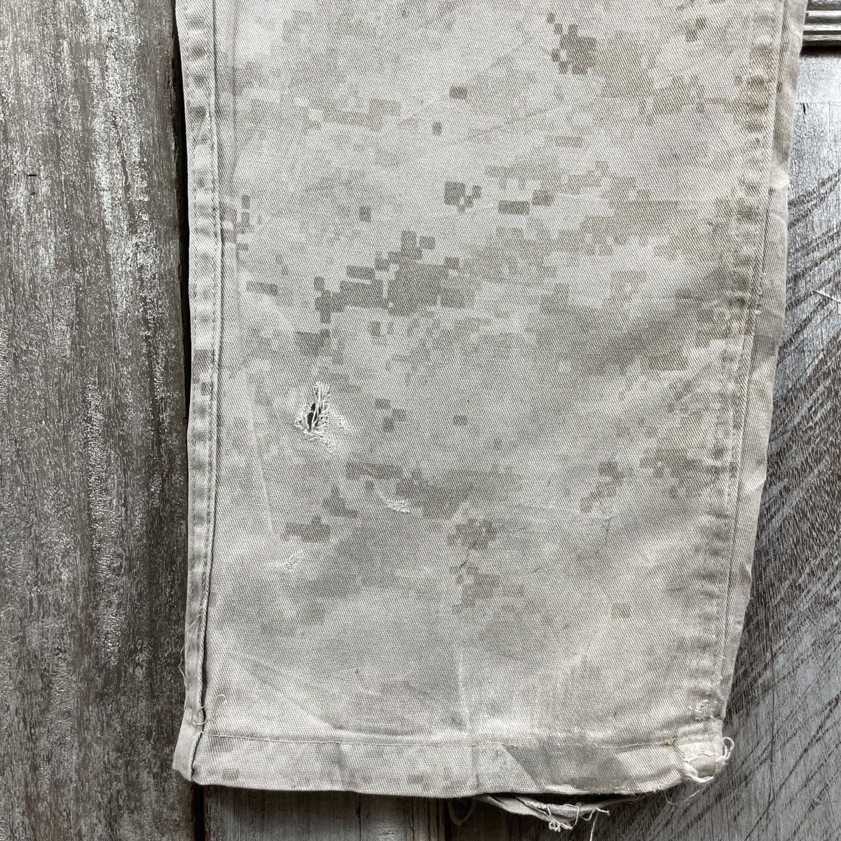 Vintage Vintage Camo Military Distressed Double Knee Cargo Pants Size US 35 - 9 Thumbnail