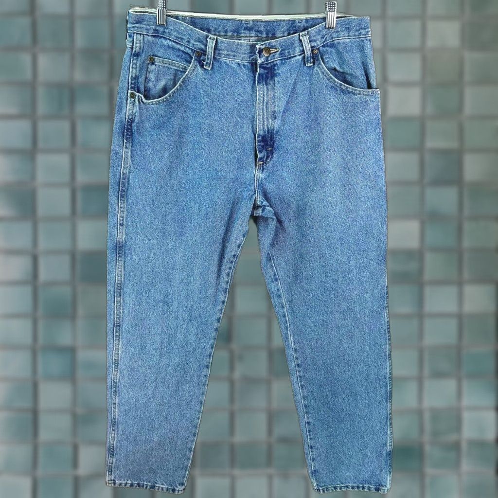 Wrangler Wrangler Rugged Wear Jeans Mens 38 Regular Blue Denim 38X32 Straight 5-Pocket Belt Loops Zipper Button Machine Washable Casual Classic Size US 38 / EU 54 - 1 Thumbnail