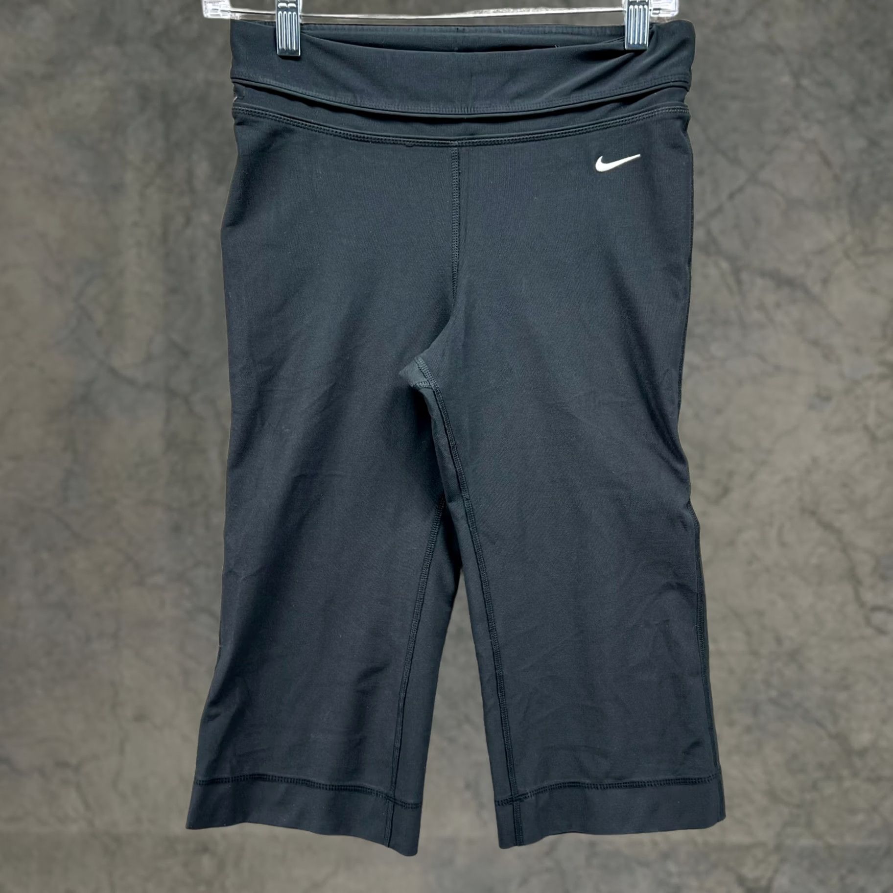 Nike Nike Pants Womens XS Black Athletic Dri Fit Cropped Leggings Swoosh Pockets Slim Inseam 16 Casual Womens XS Black Nike Pants Size 42" / US 20 - 1 Thumbnail