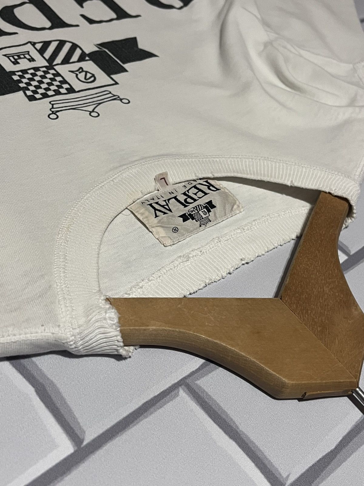 Replay 💥 Replay “Shirts” Crest Logo Tee 90s Made in Italy Size US L / EU 52-54 / 3 - 9 Thumbnail