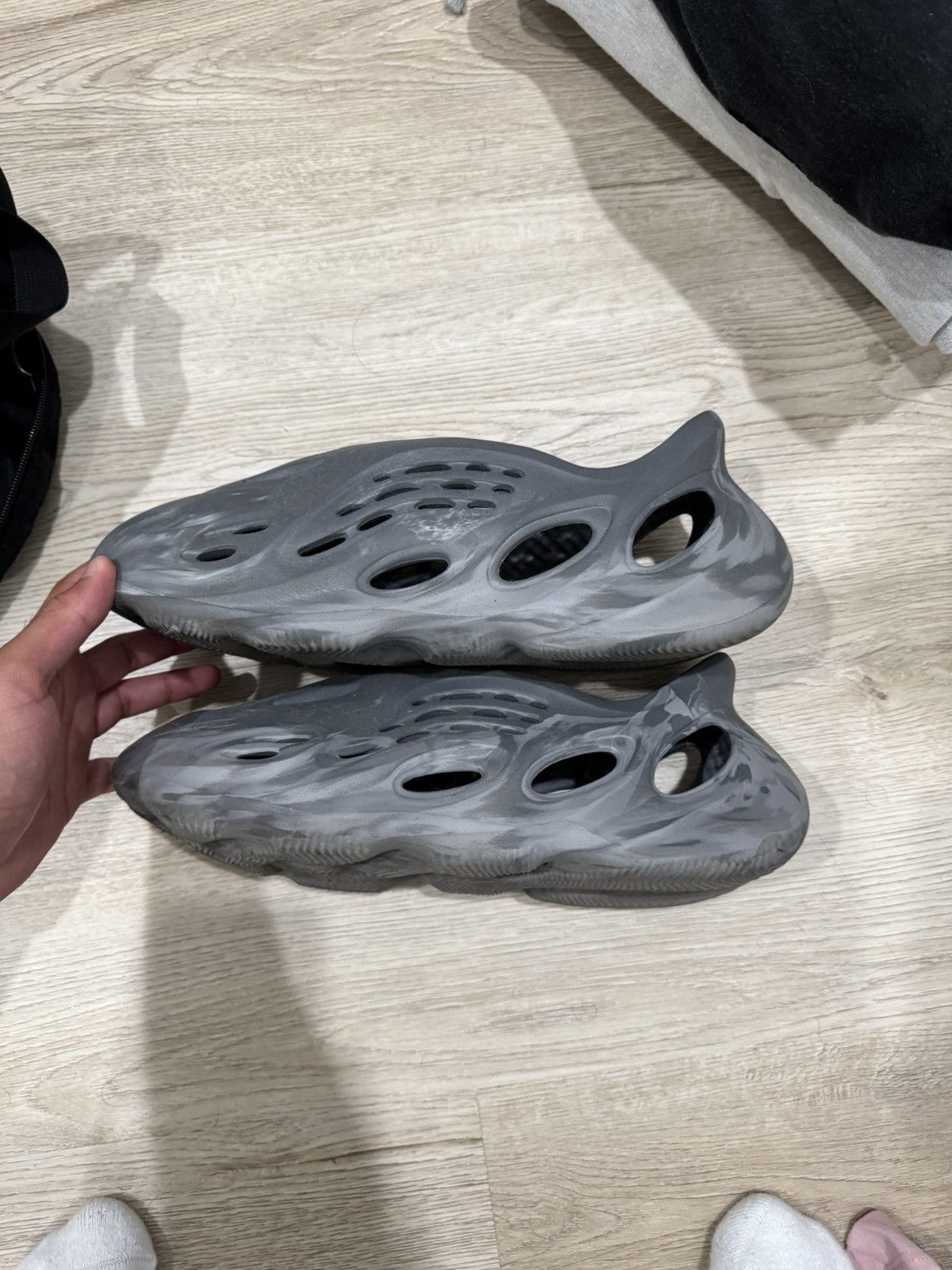 Yeezy Yeezy Foam RNR MX Granite Size US 11 / EU 44 - 4 Thumbnail