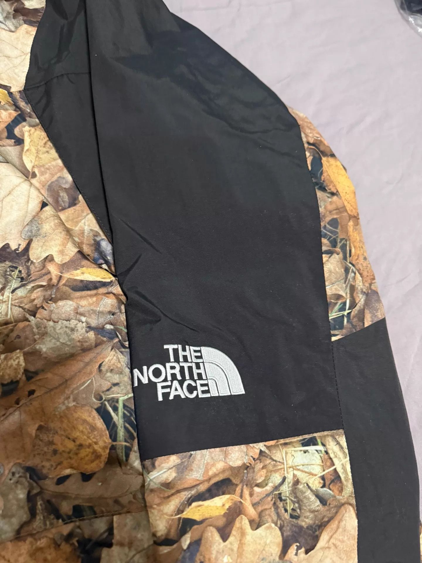 Supreme Supreme TNF Leaves Jacket Worn Once L78 C67 S60 Size US XL / EU 56 / 4 - 2 Thumbnail
