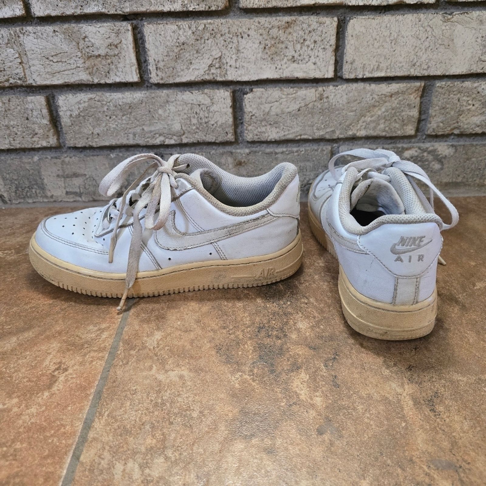 Nike White Basic | NIKE | Air Force 1 Sneaks Size US 6 / EU 39 - 1 Thumbnail