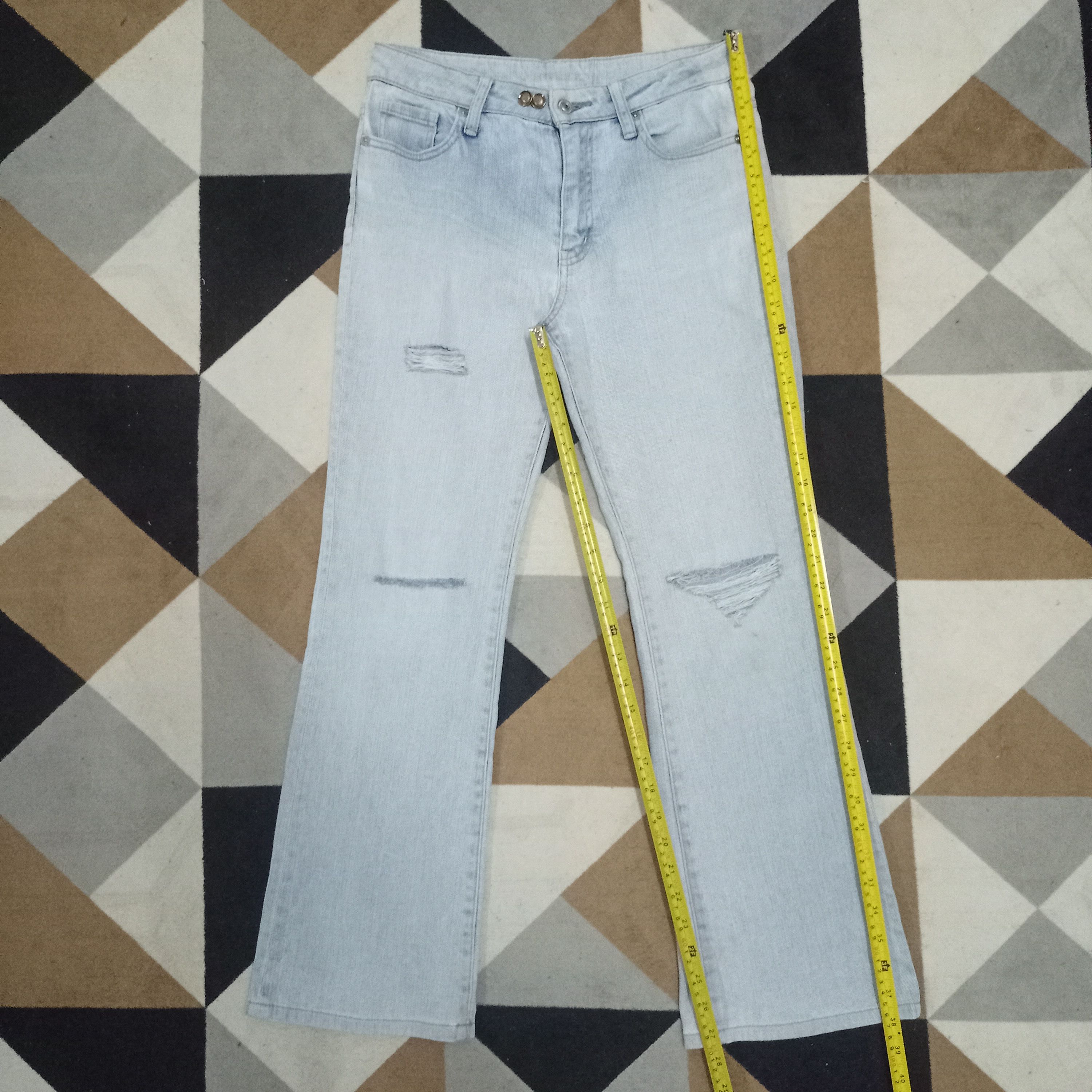 Uniqlo Vintage Uniqlo Light Wash Style Distressed Flare Jeans Size 29" - 7 Thumbnail