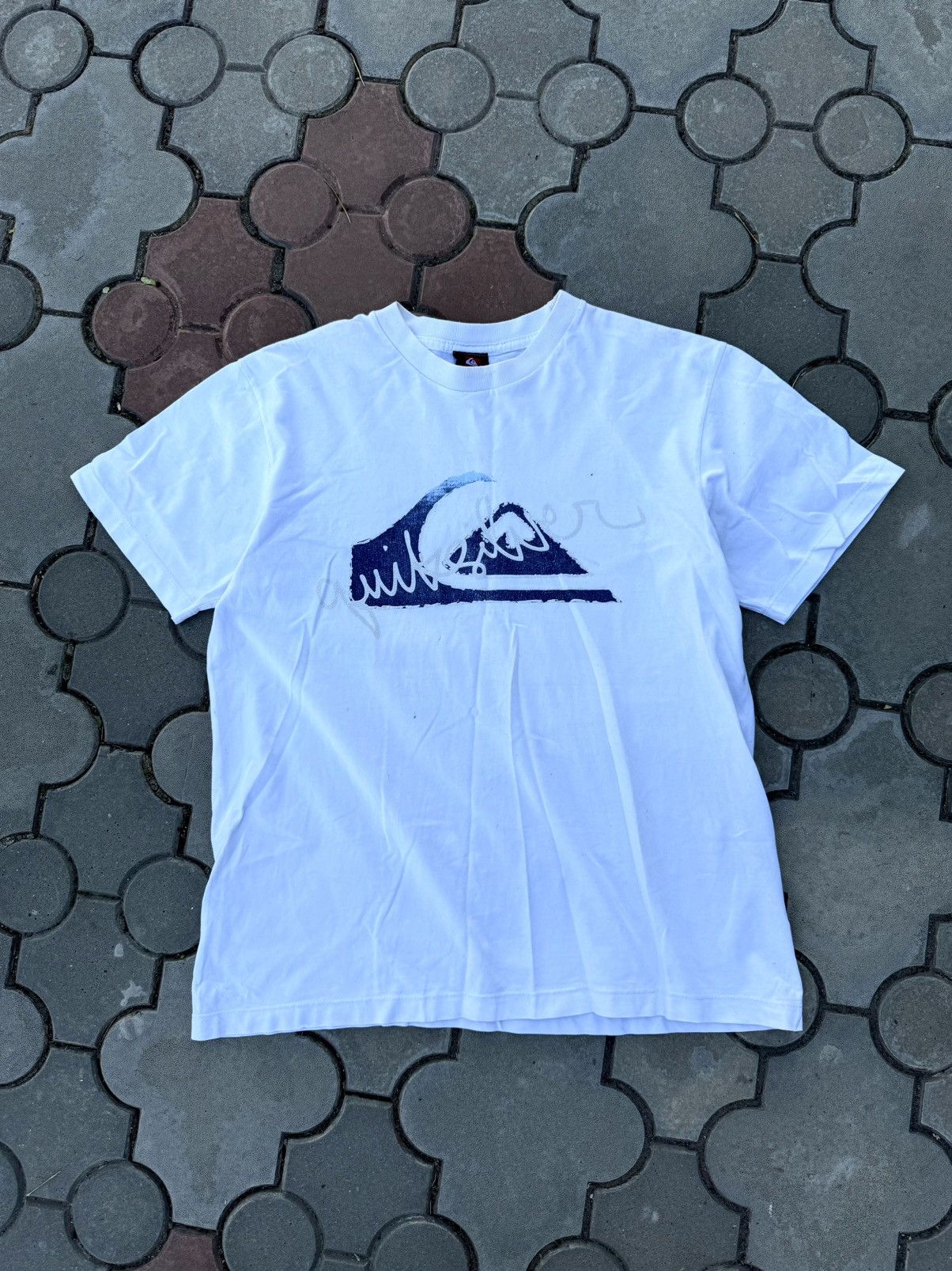 Quiksilver Vintage Quiksilver Distressed Big Logo Tee Shirt Surf Size US L / EU 52-54 / 3 - 1 Thumbnail
