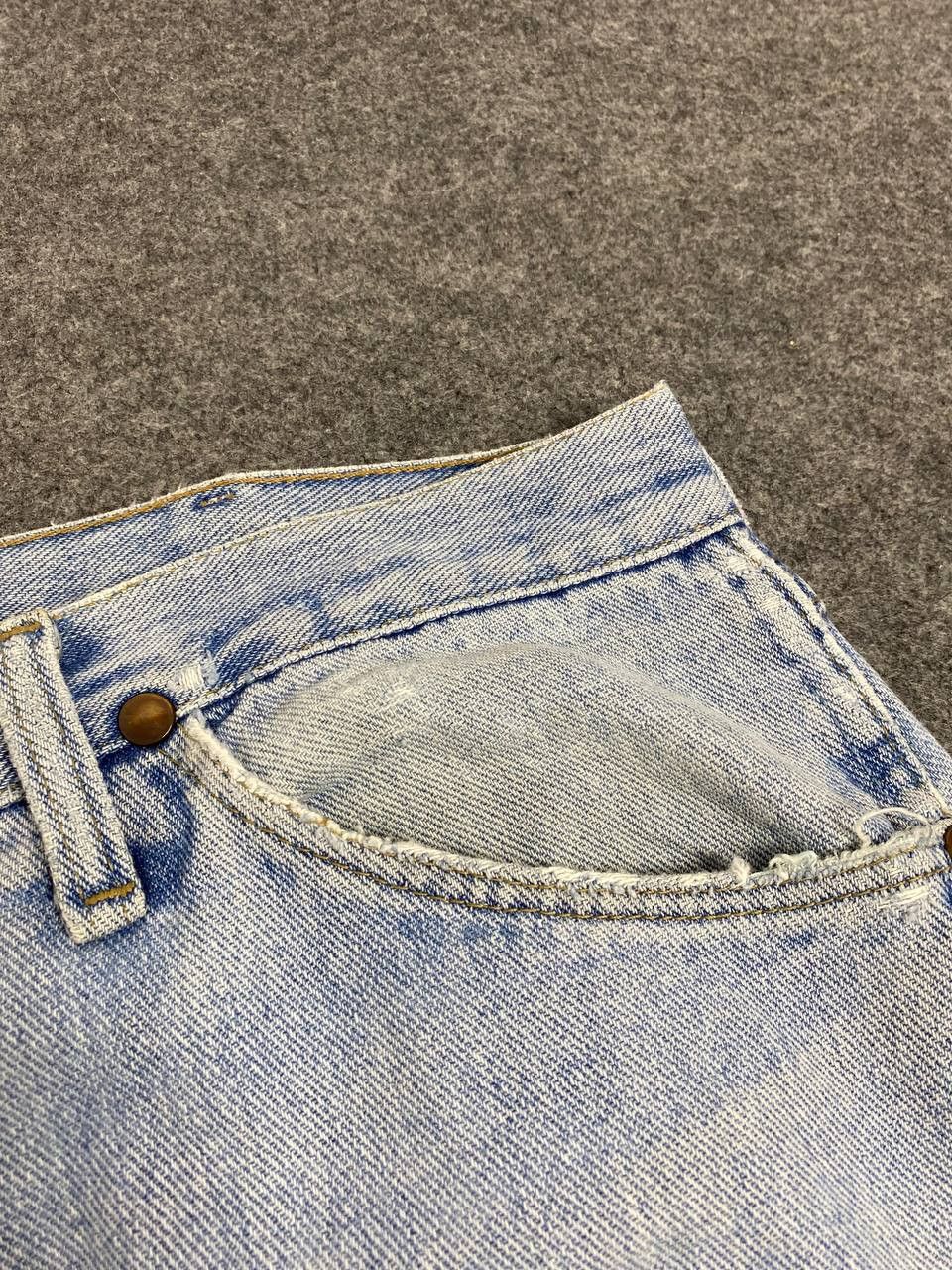 Wrangler vintage wrangler lightwash distressed denim Size US 37 - 11 Thumbnail