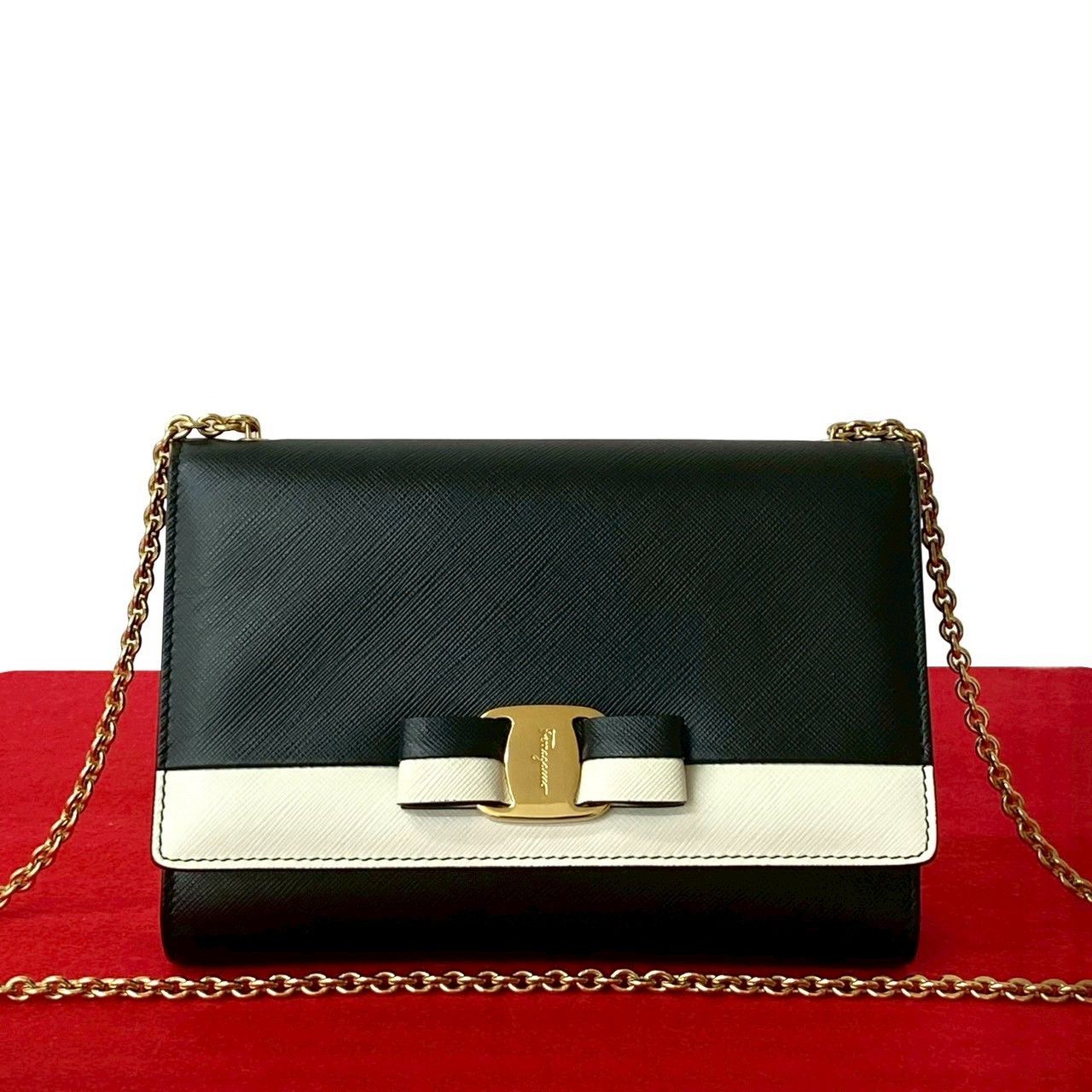 Salvatore Ferragamo Salvatore Ferragamo Vara Ribbon Leather Shoulder Bag Leather Shoulder Bag in Black, Women's