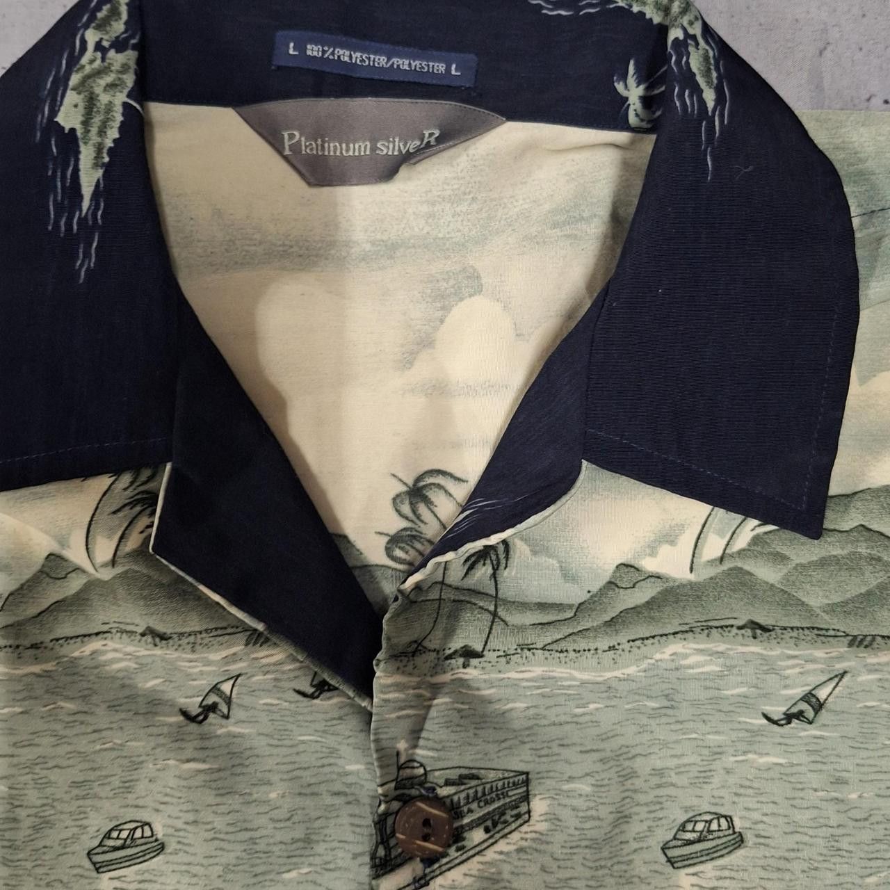 Other Hawaiian-inspired men's button-up shirt with a relaxed fit Size US L / EU 52-54 / 3 - 3 Thumbnail