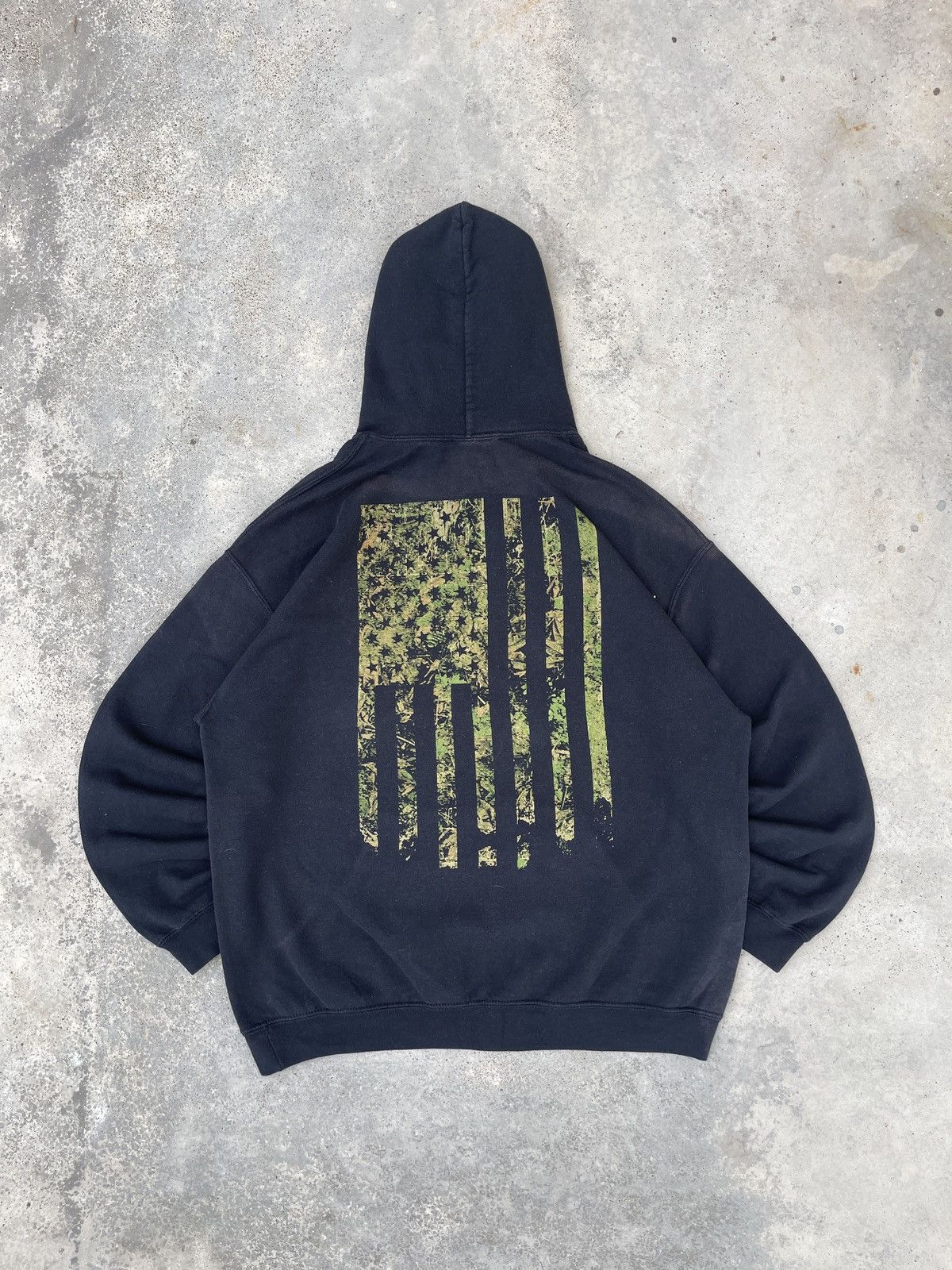 Vintage Y2K Black Camo American Flag Pullover Hoodie Size US L / EU 52-54 / 3 - 1 Thumbnail