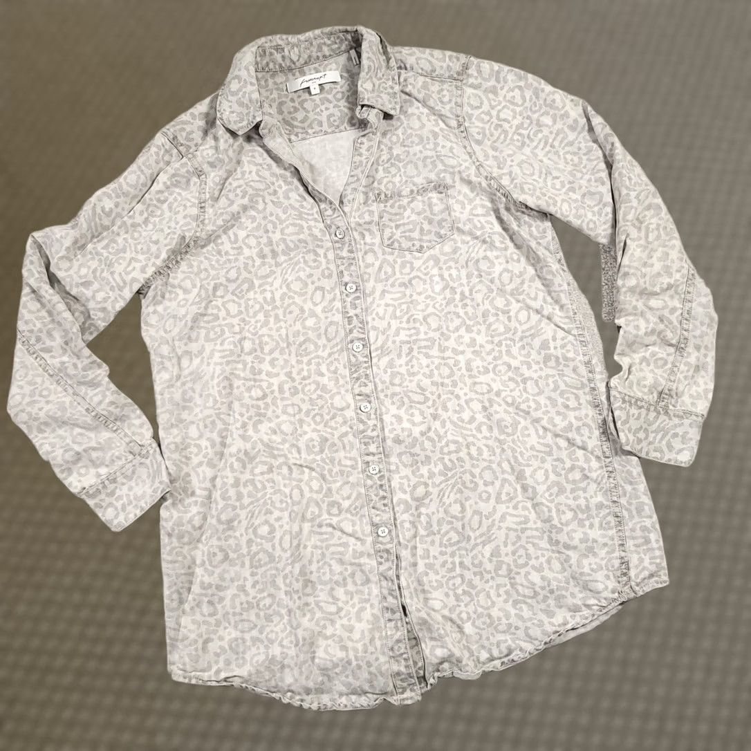 Vintage Foxcroft Leopard Print Tencel Shirt Button Up Women's 8 Gray Long Sleeve V-Neck Size M / US 6-8 / IT 42-44 - 1 Thumbnail