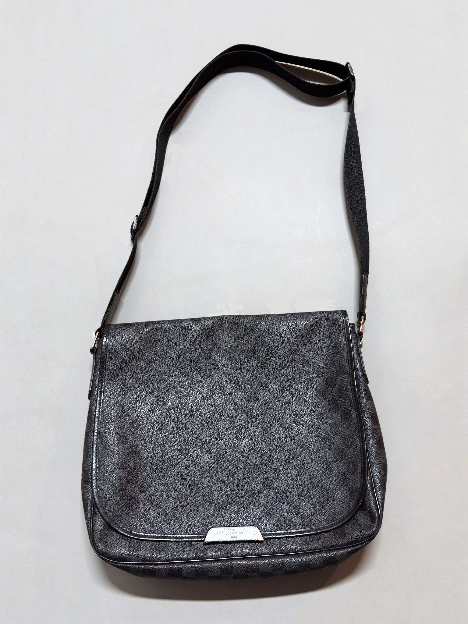 Louis Vuitton Louis Vuitton Damier Graphite Messenger Bag Size ONE SIZE - 1 Thumbnail
