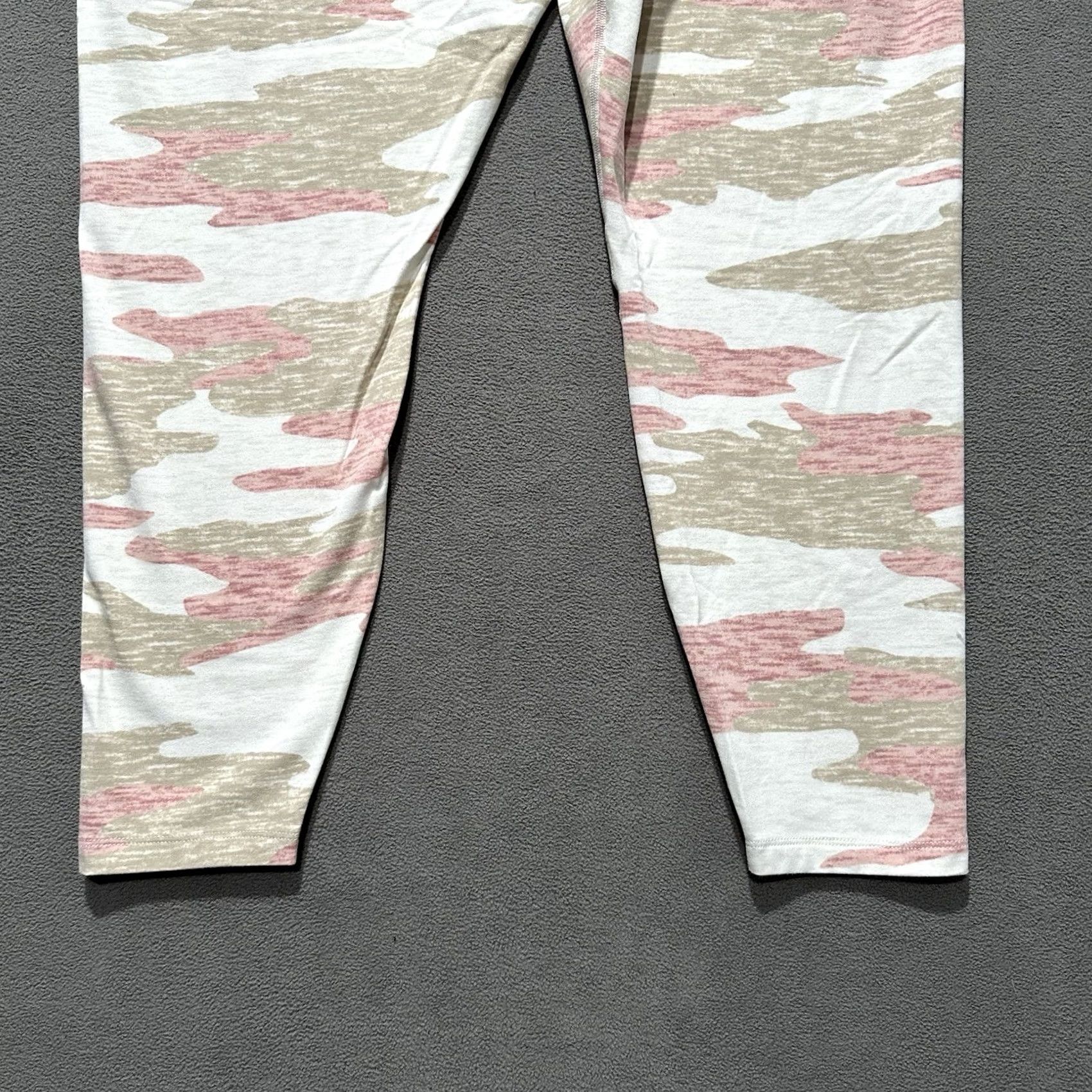 Old Navy Old Navy Active Pants Womens 2XL Pink Camouflage Go-Dry EUC Leggings Size 40" / US 18 - 6 Thumbnail